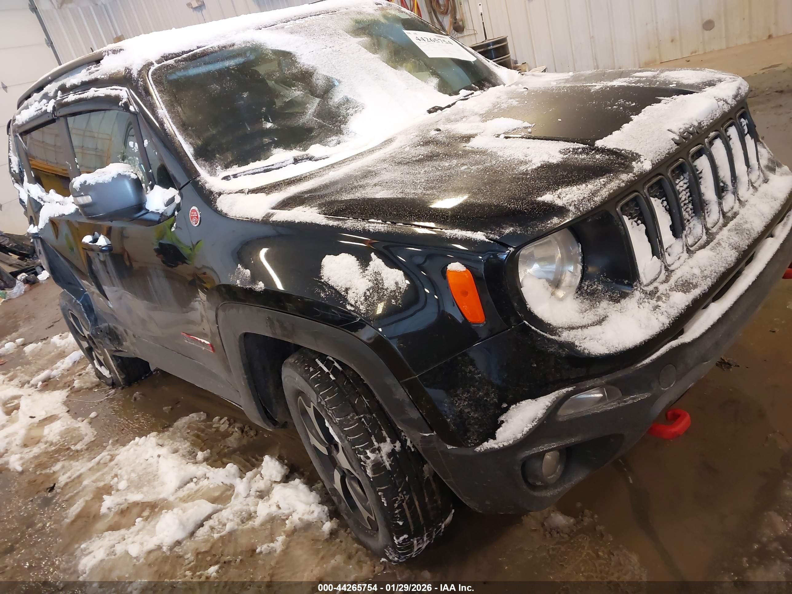 2020 Jeep Renegade Trailhawk, VIN ZACNJBC17LPL54354 — Зад