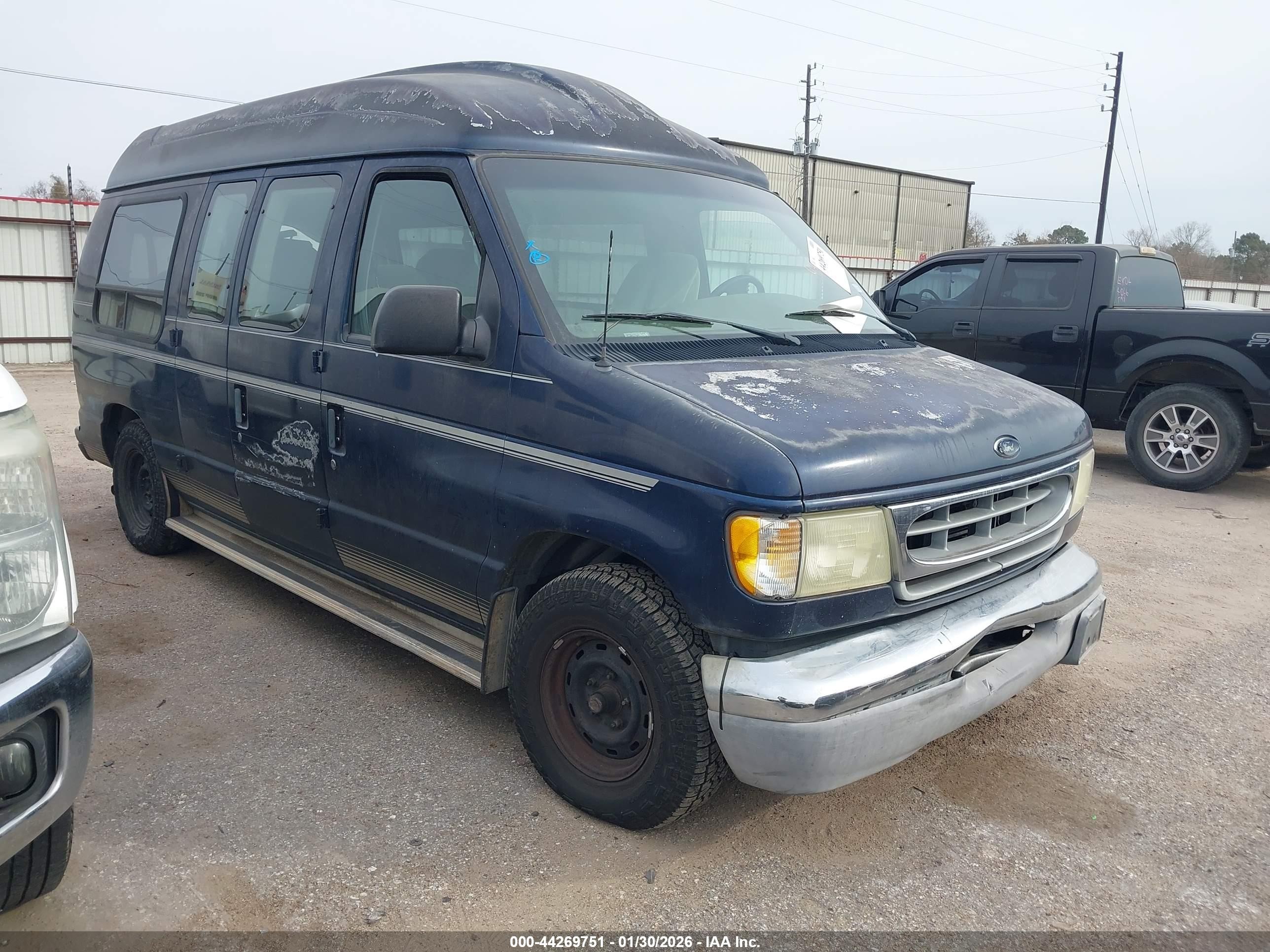 2002 Ford E-150, VIN 1FDRE142X2HB22861 — Front end