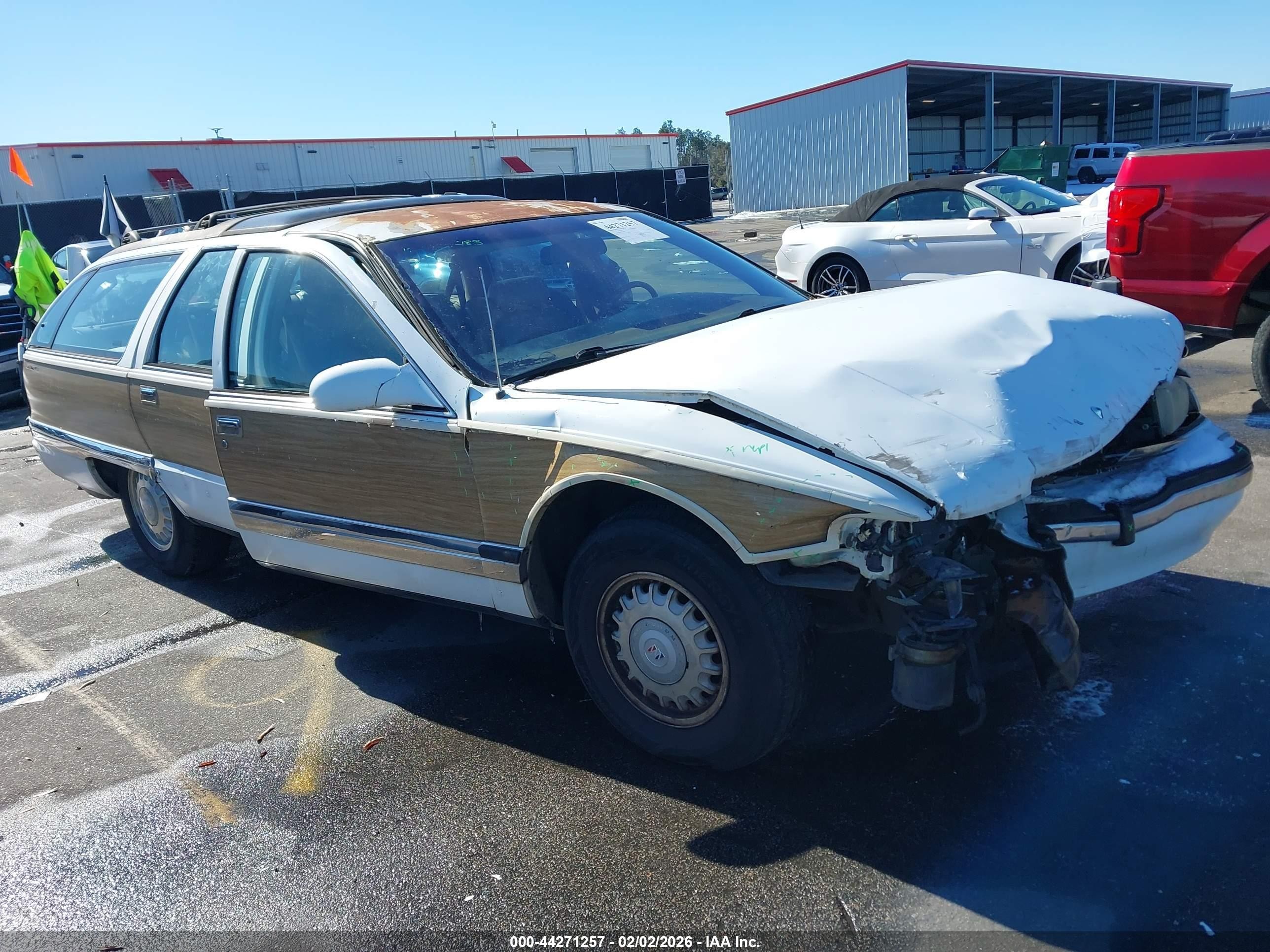1996 Buick Roadmaster Estate Collectors Edition, VIN 1G4BR82P3TR417809 — Перед