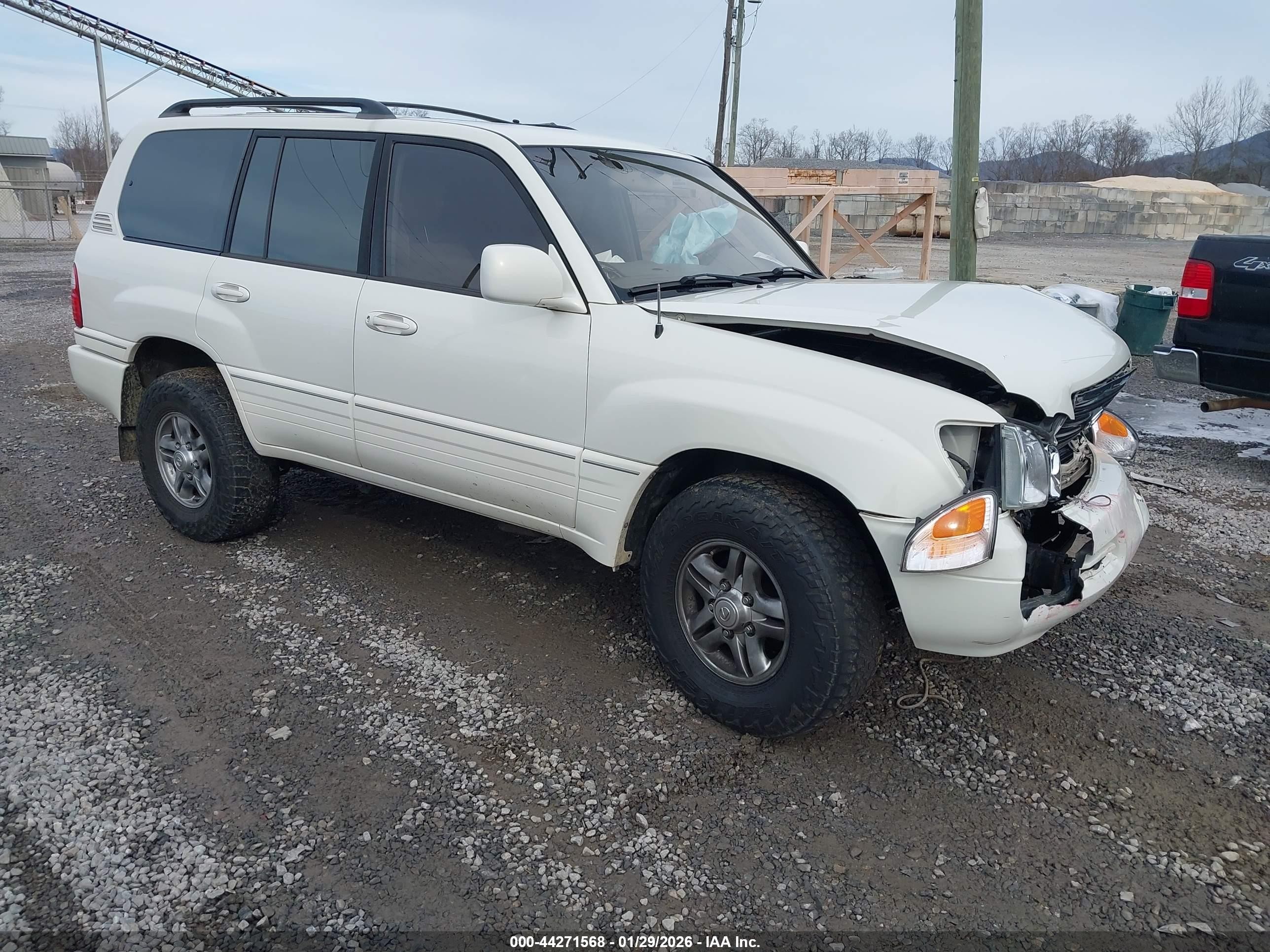 2002 Lexus LX 470, VIN JTJHT00W923519867 — Front end