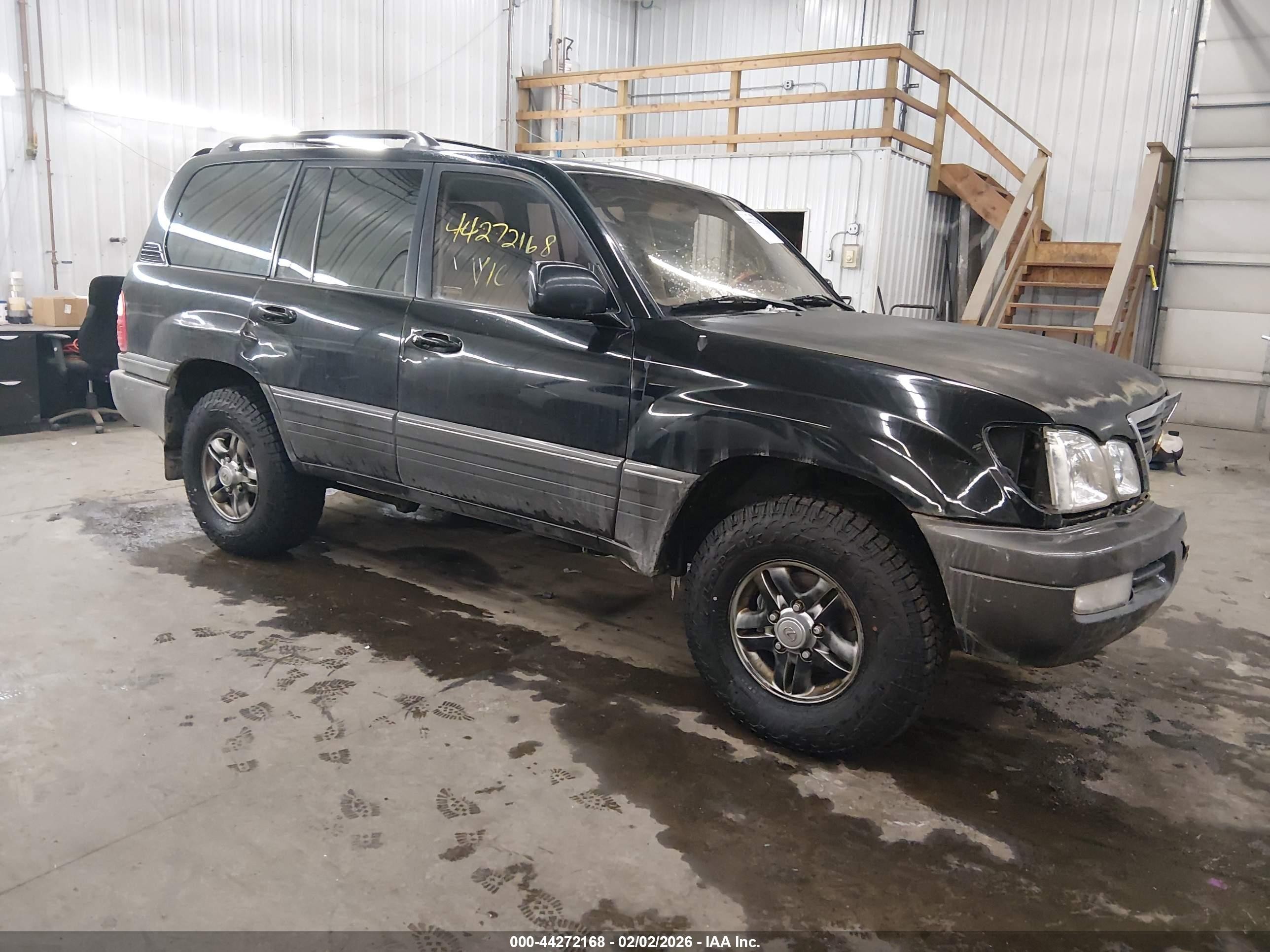 2002 Lexus LX 470, VIN JTJHT00WX23515388 — Front end