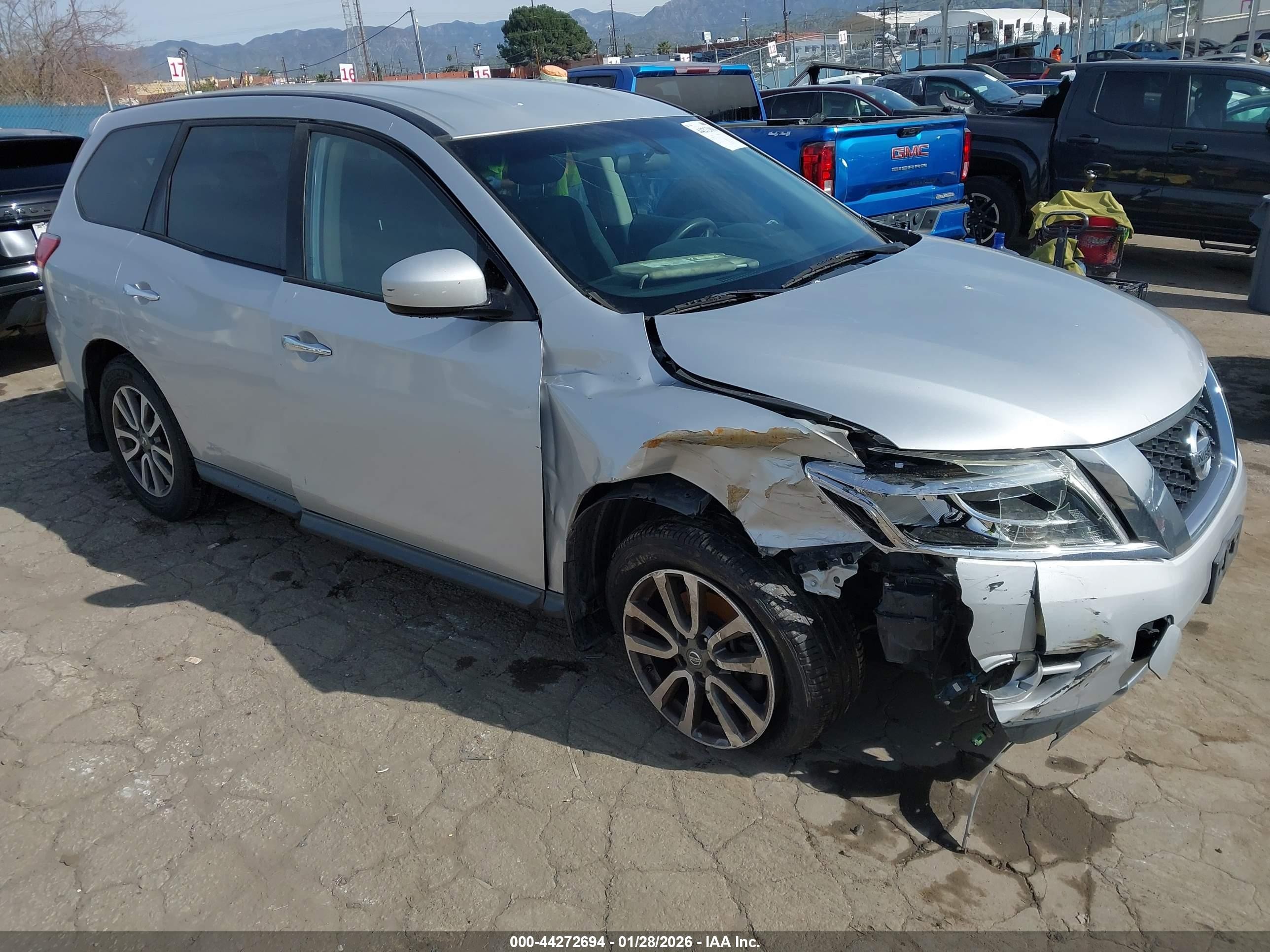 2013 Nissan Pathfinder S, VIN 5N1AR2MM1DC617345 — Перед