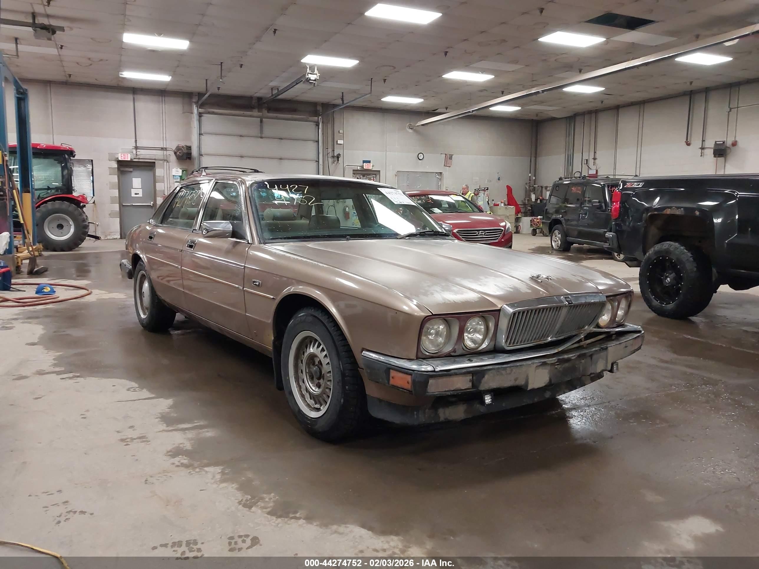 1990 Jaguar XJ, VIN SAJKY1742LC622281 — Пожар в моторном отсеке