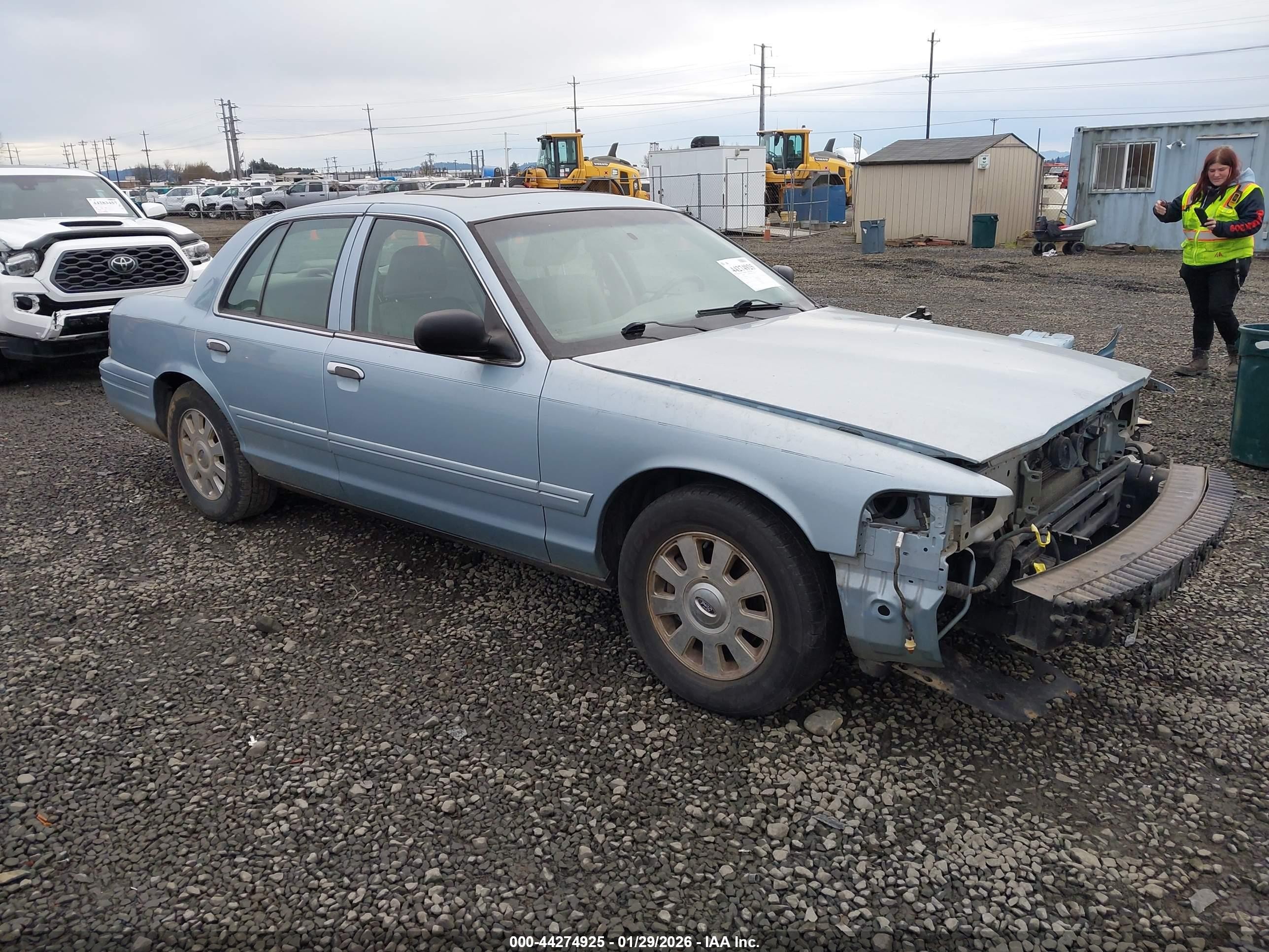 2006 Ford Crown Victoria, VIN 2FDFP74V16X153106 — Front end