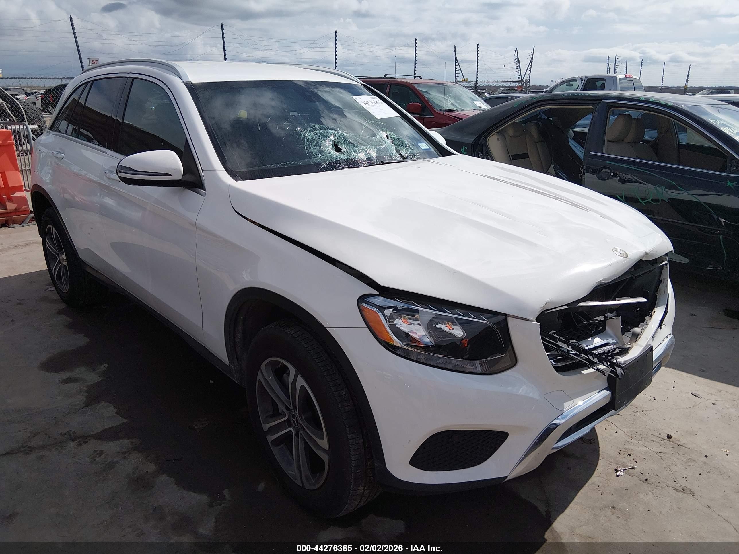2019 Mercedes-Benz GLC 300, VIN WDC0G4JB1KV157670 — Front end