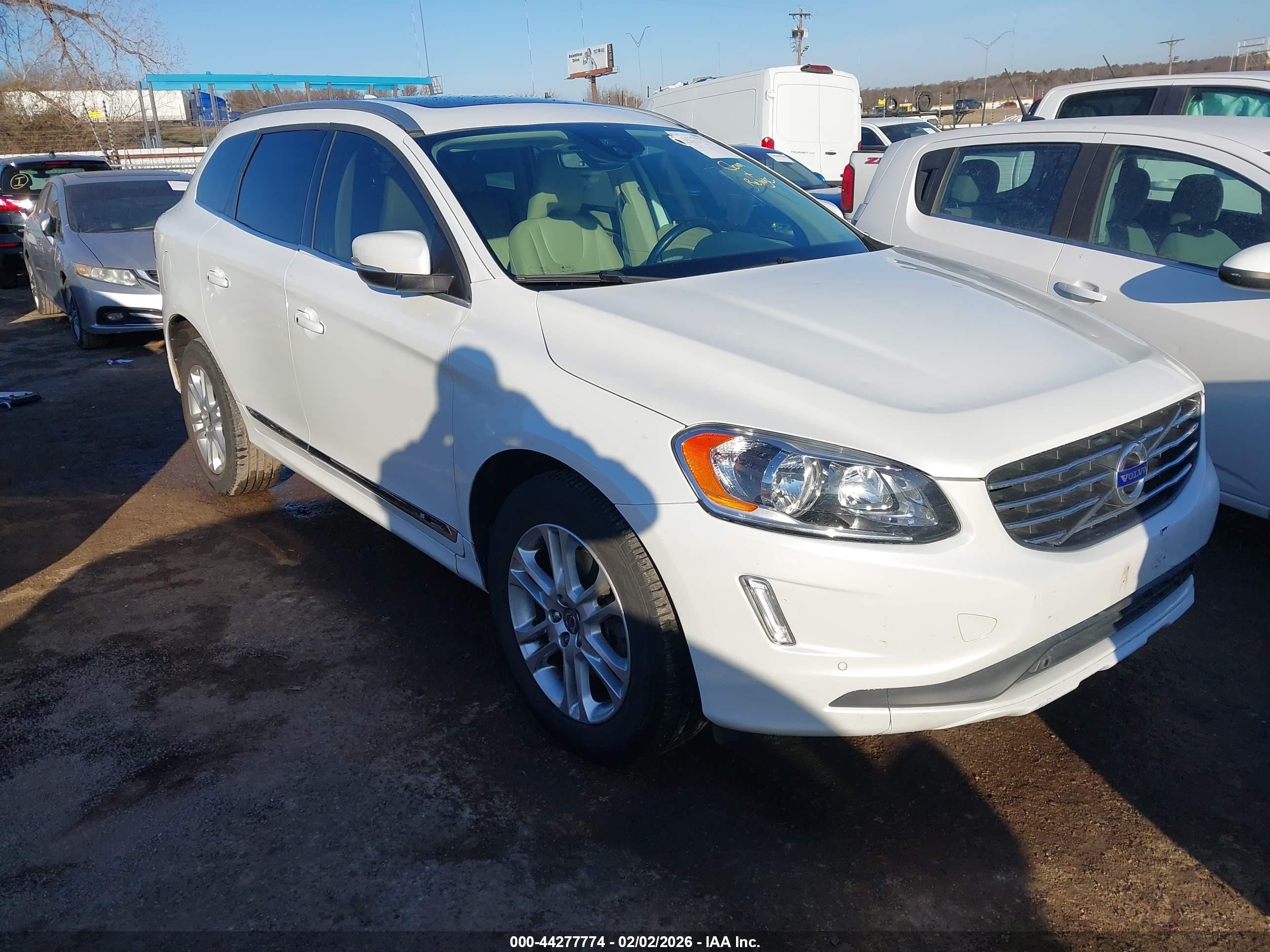 2015 Volvo XC60 T5 Drive-E Premier, VIN YV440MDKXF2720873 — Front end