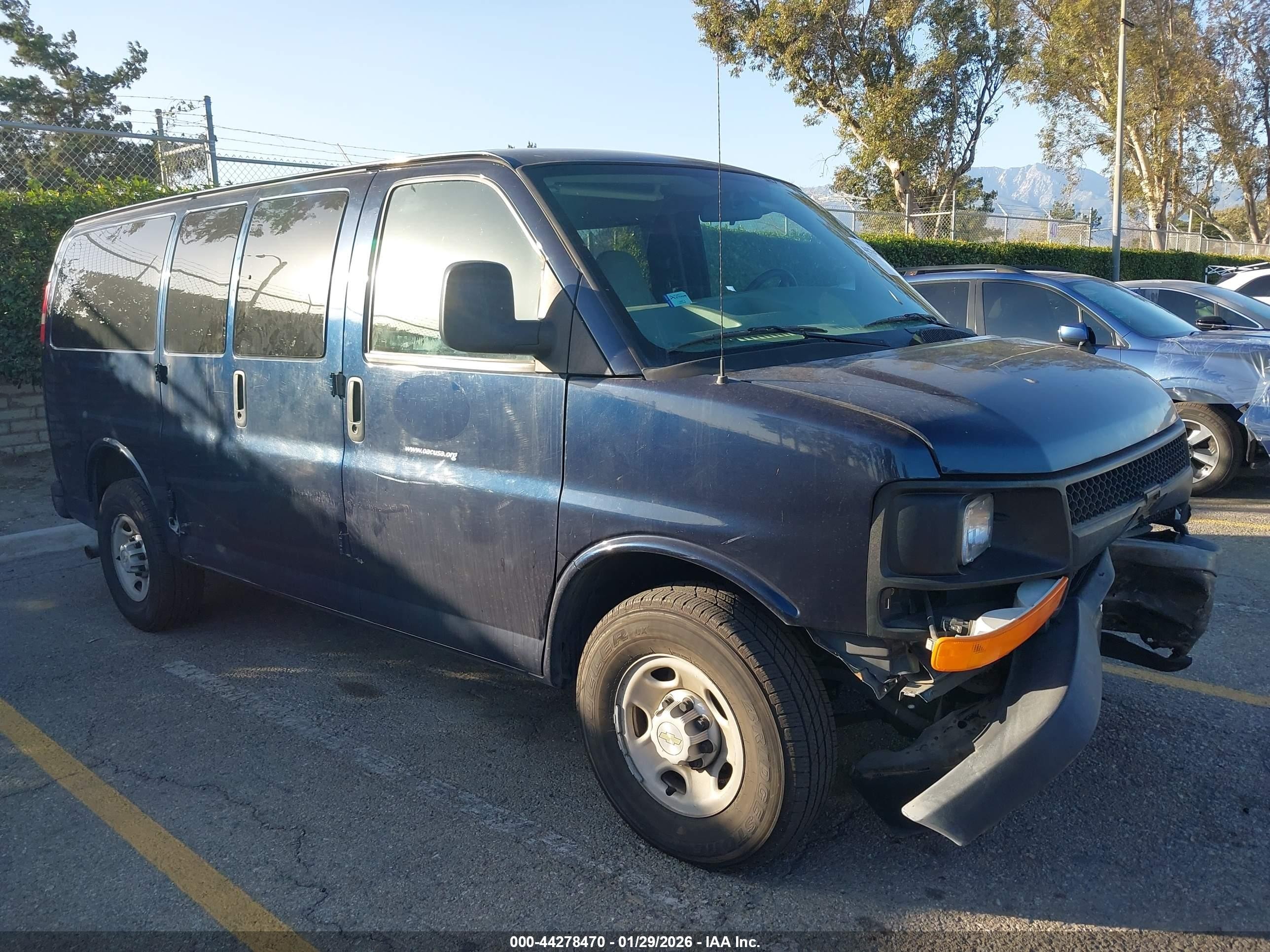 2009 Chevrolet Express 2500, VIN 1GNGG25K591157893 — Front end
