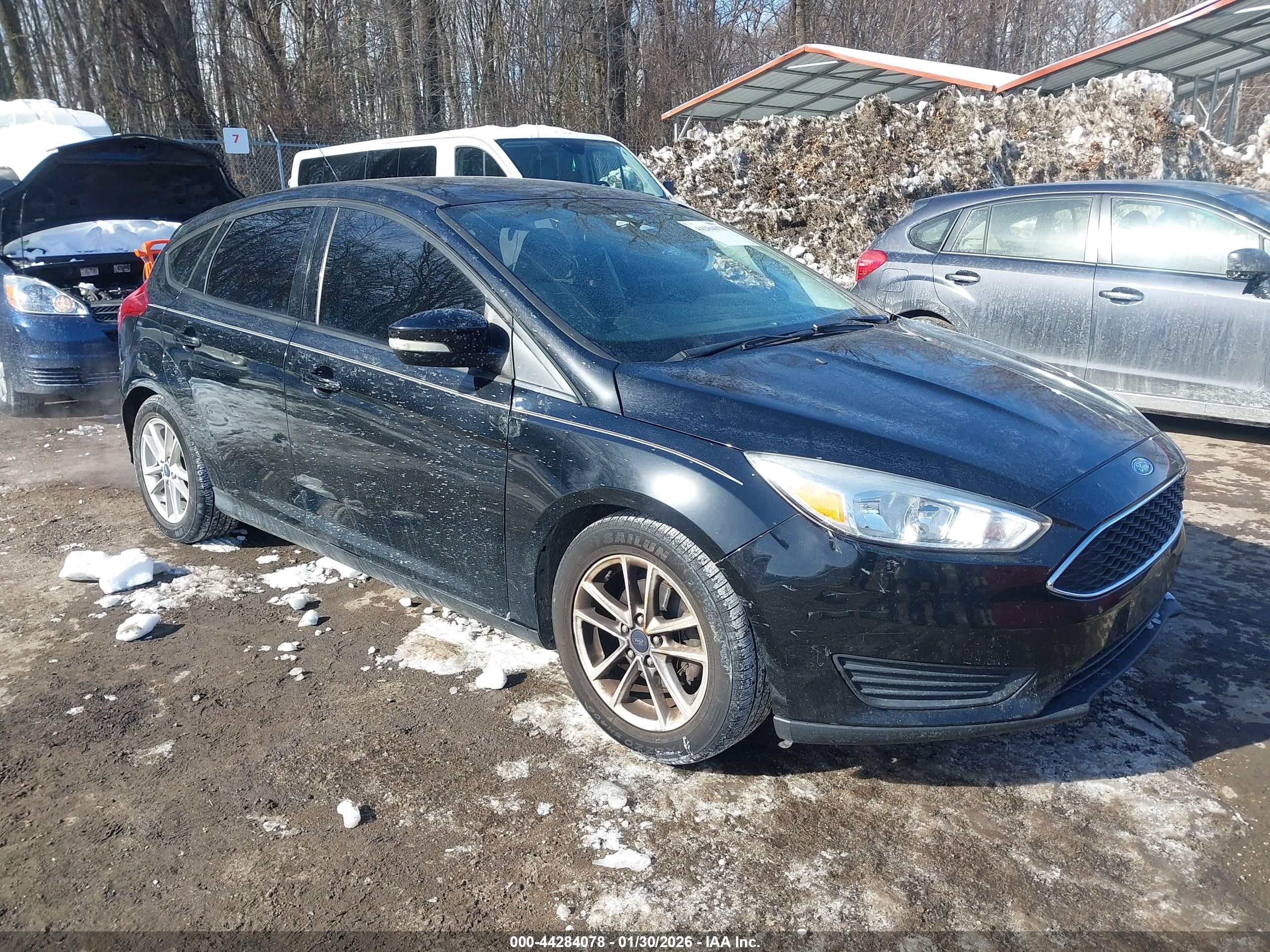 2016 Ford Focus SE, VIN 1FADP3K23GL371567 — Front end