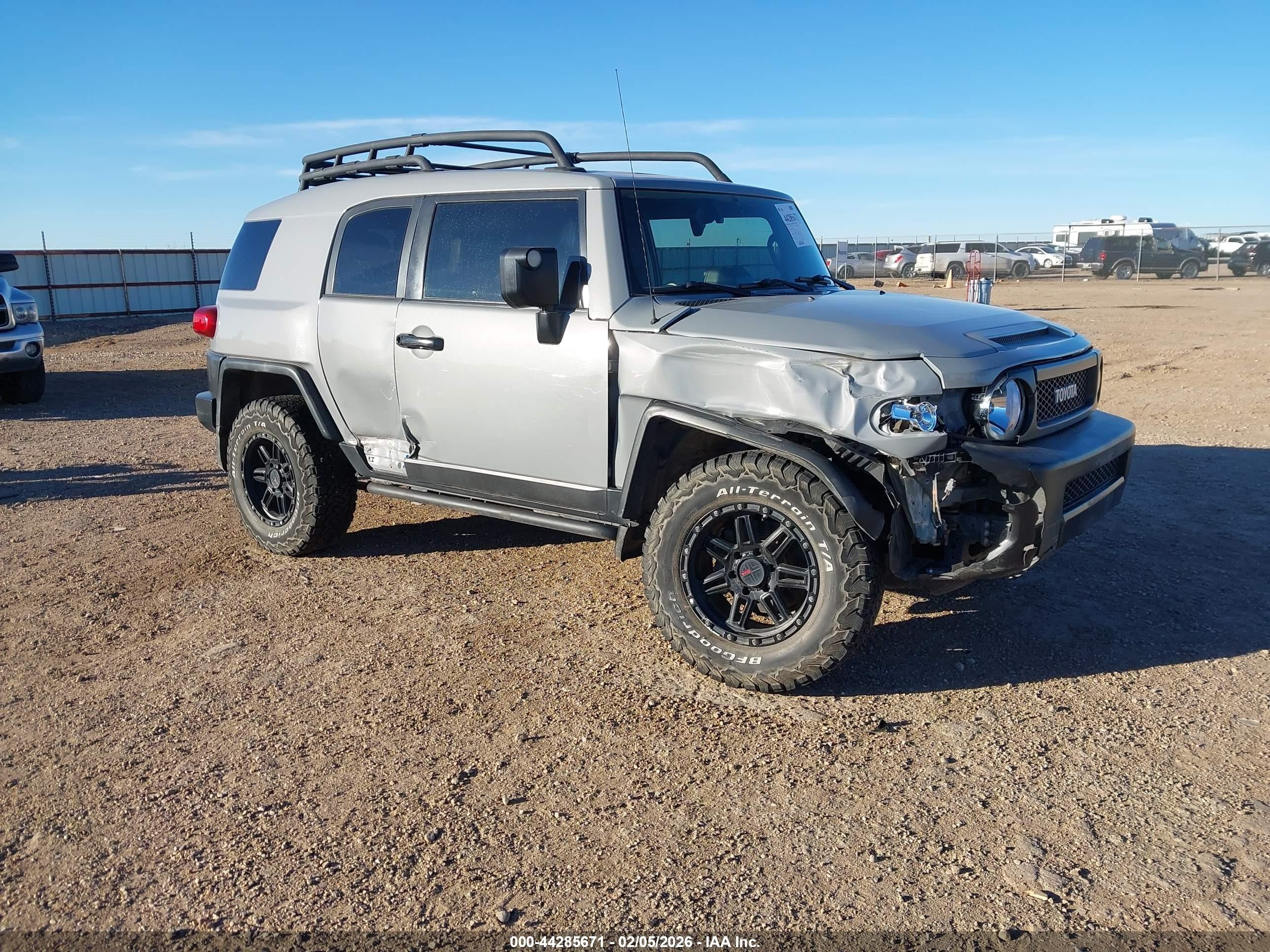 2013 Toyota FJ Cruiser, VIN JTEBU4BF2DK161400 — Front end