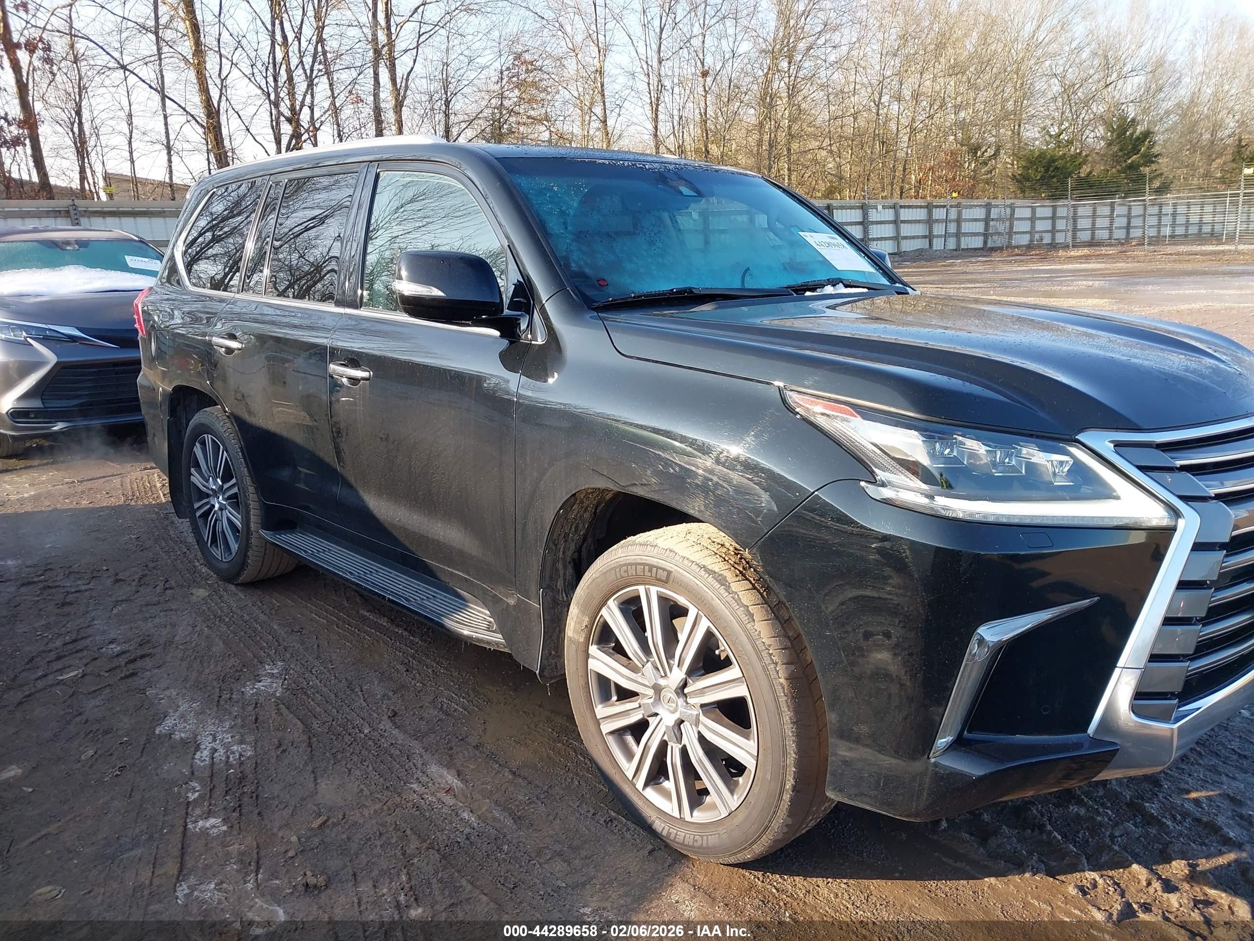 2016 Lexus LX 570, VIN JTJHY7AXXG4218639 — Side