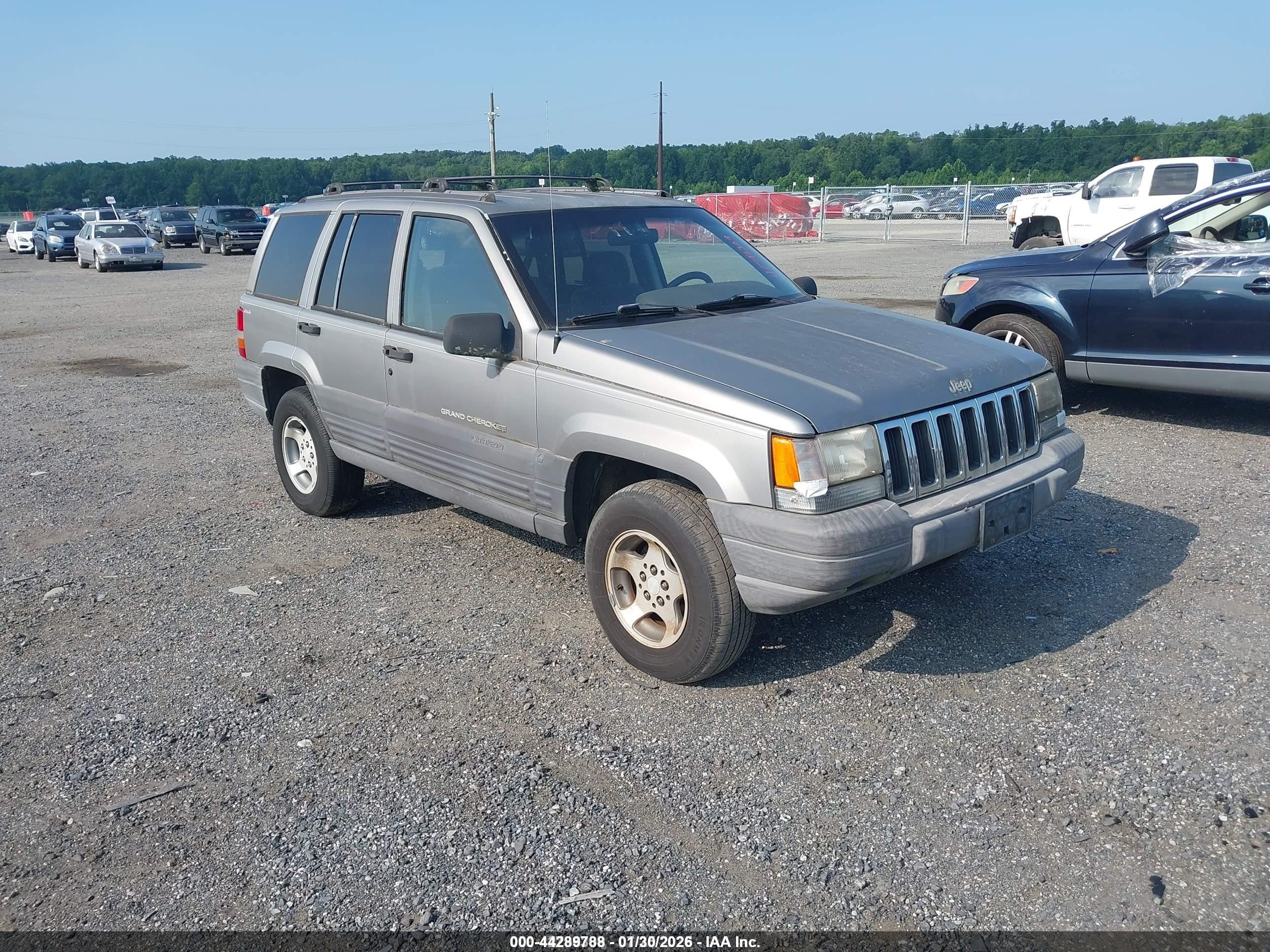 1997 Jeep Grand Cherokee Laredo, VIN 1J4GZ58S9VC742825 — Front end