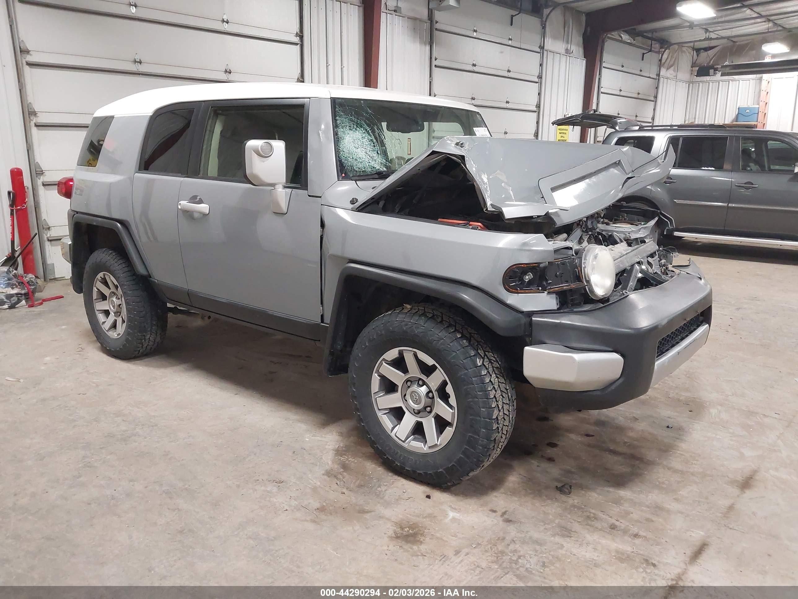 2014 Toyota FJ Cruiser, VIN JTEBU4BF7EK181062 — Front end