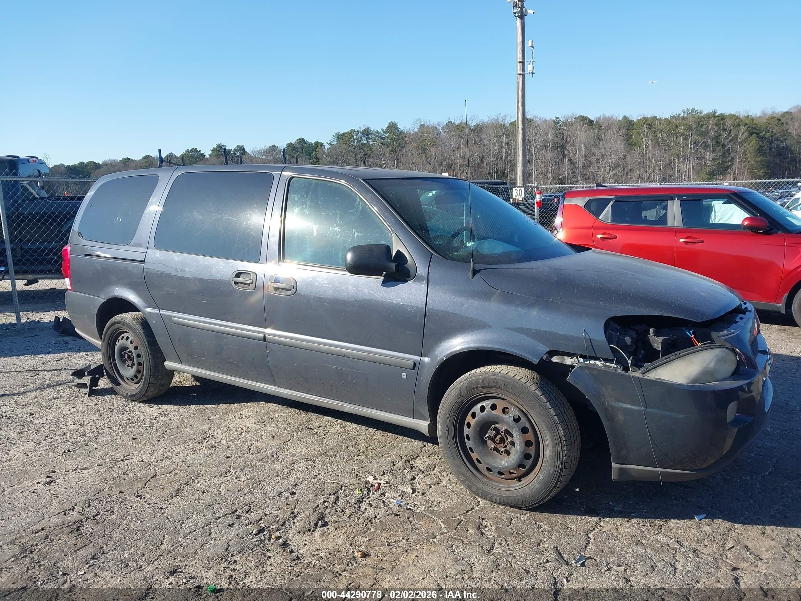 2008 Chevrolet Uplander LS, VIN 1GNDV23W78D112935 — Front end