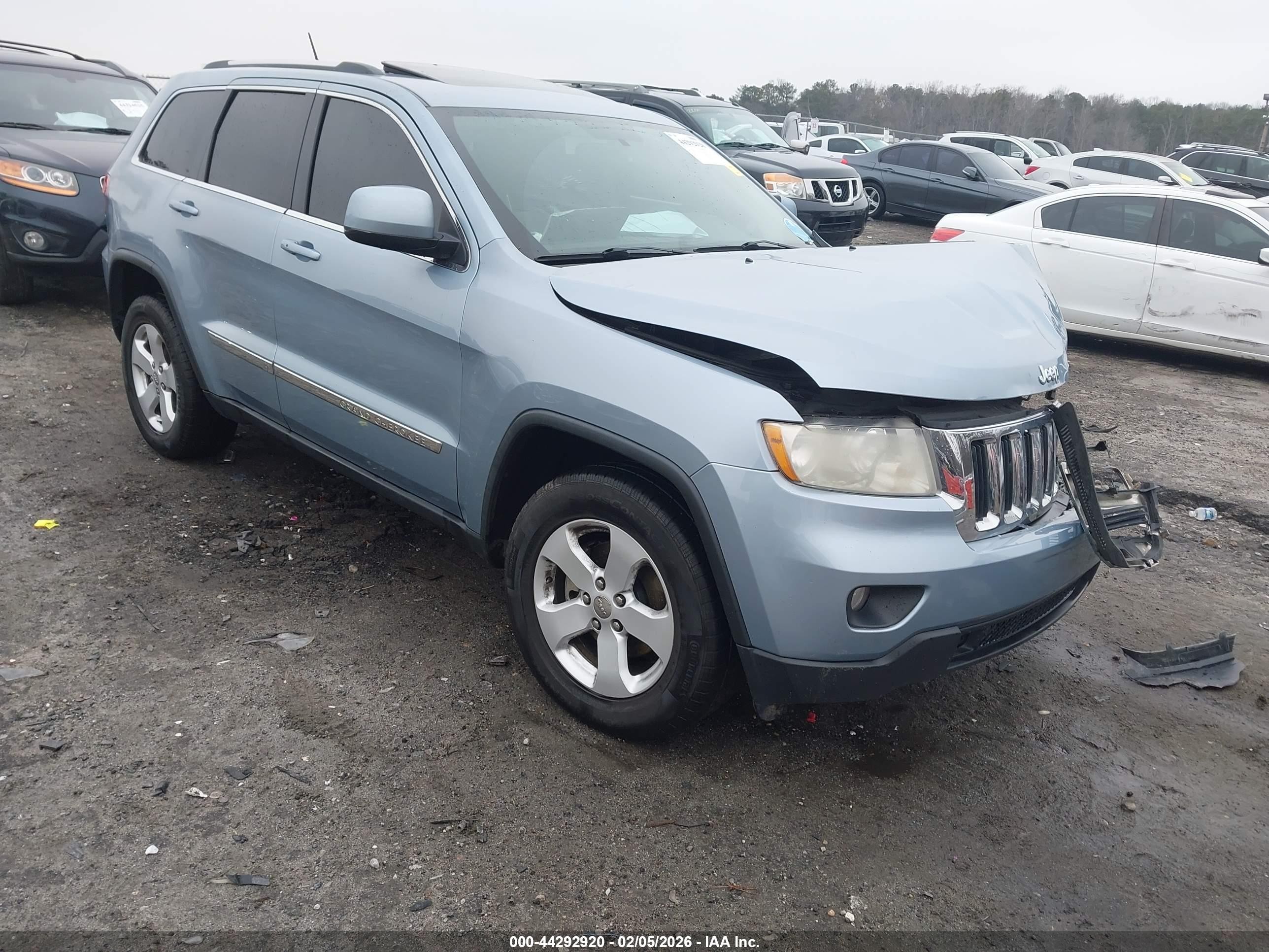2013 Jeep Grand Cherokee Laredo, VIN 1C4RJEAG7DC561510 — Front end