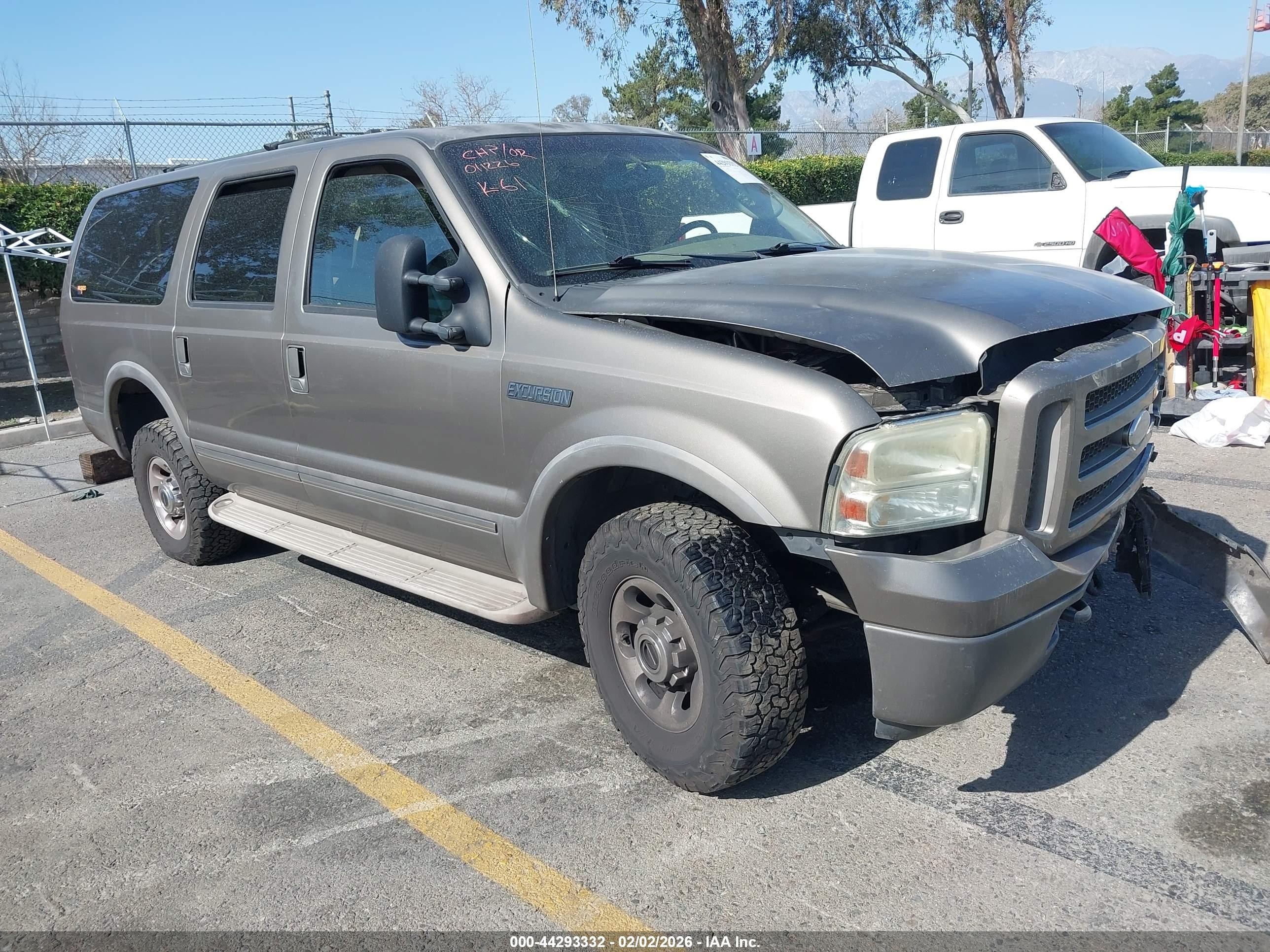 2005 Ford Excursion Limited, VIN 1FMSU43P85EA23061 — Front end