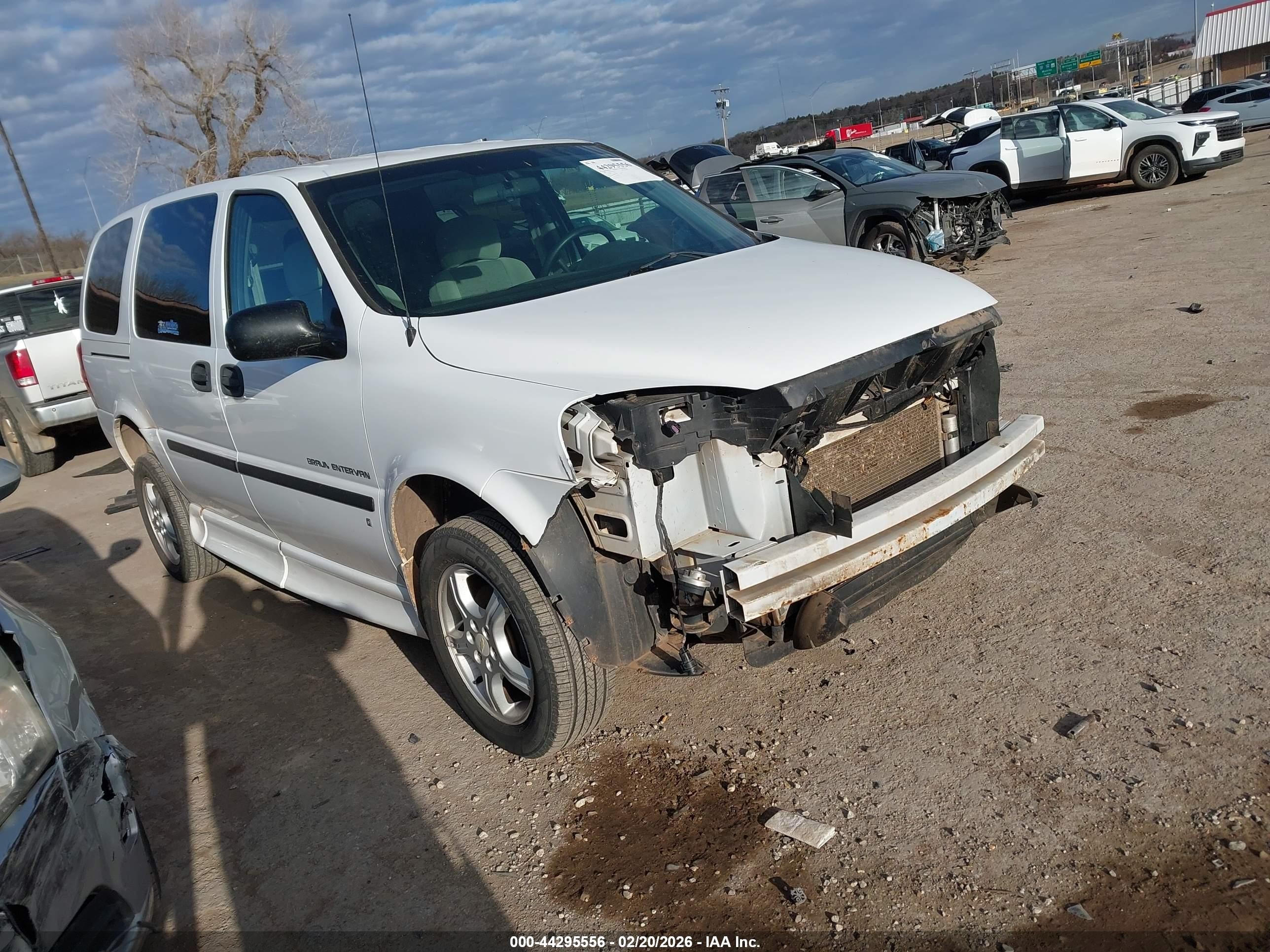 2008 Chevrolet Uplander LS Fleet, VIN 1GBDV13W08D147551 — Front end