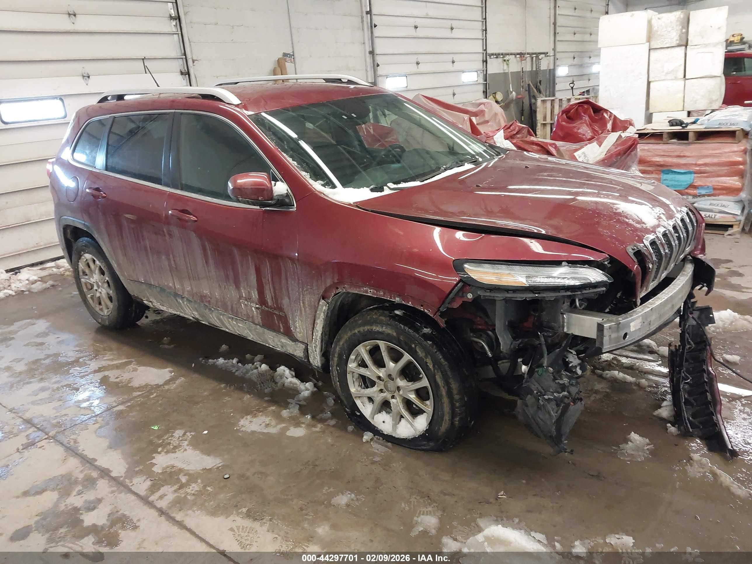 2015 Jeep Cherokee Latitude, VIN 1C4PJMCB8FW784840 — Перед