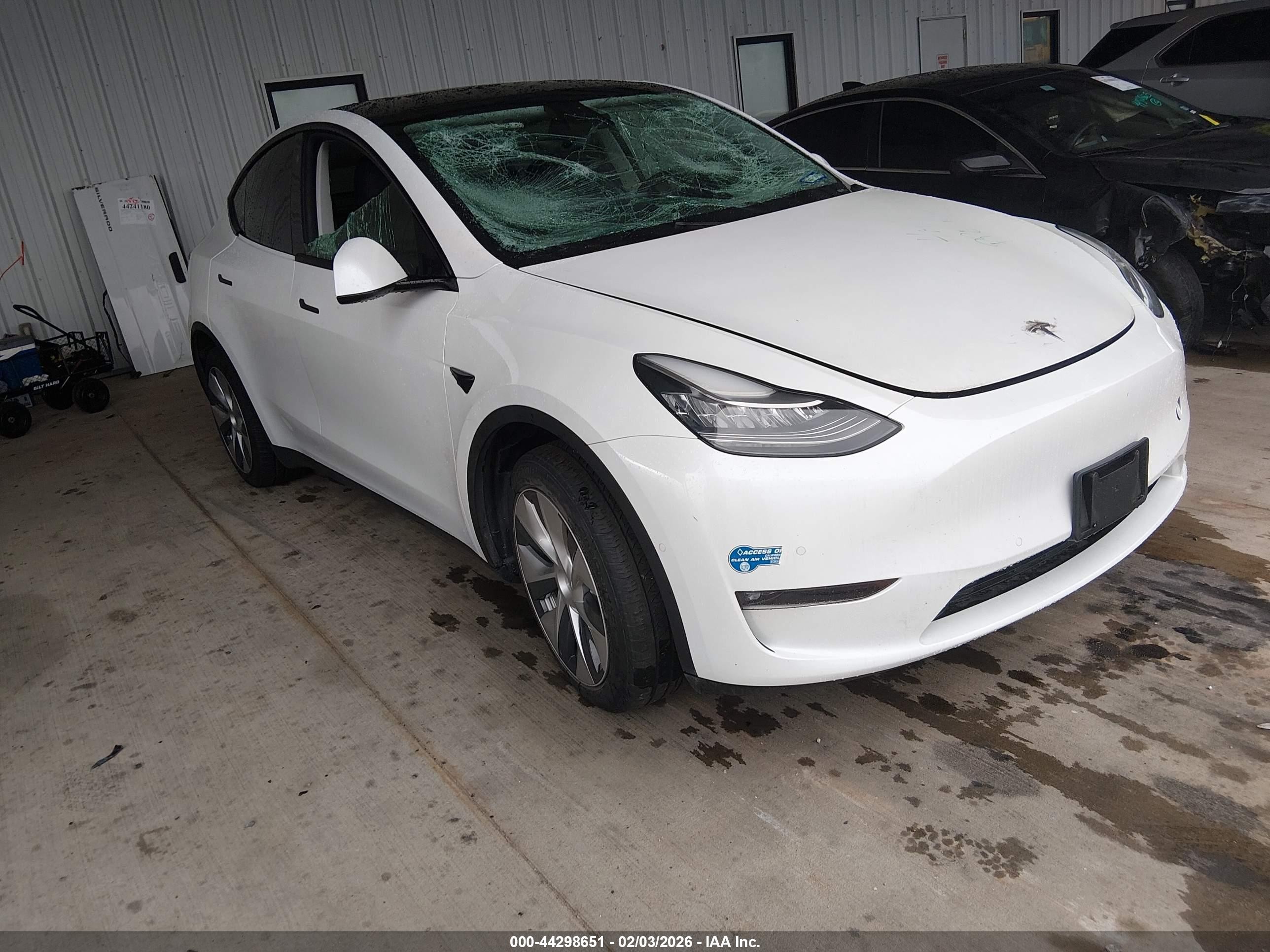 2021 Tesla Model Y Long Range, VIN 5YJYGDEE4MF109871 — Front end