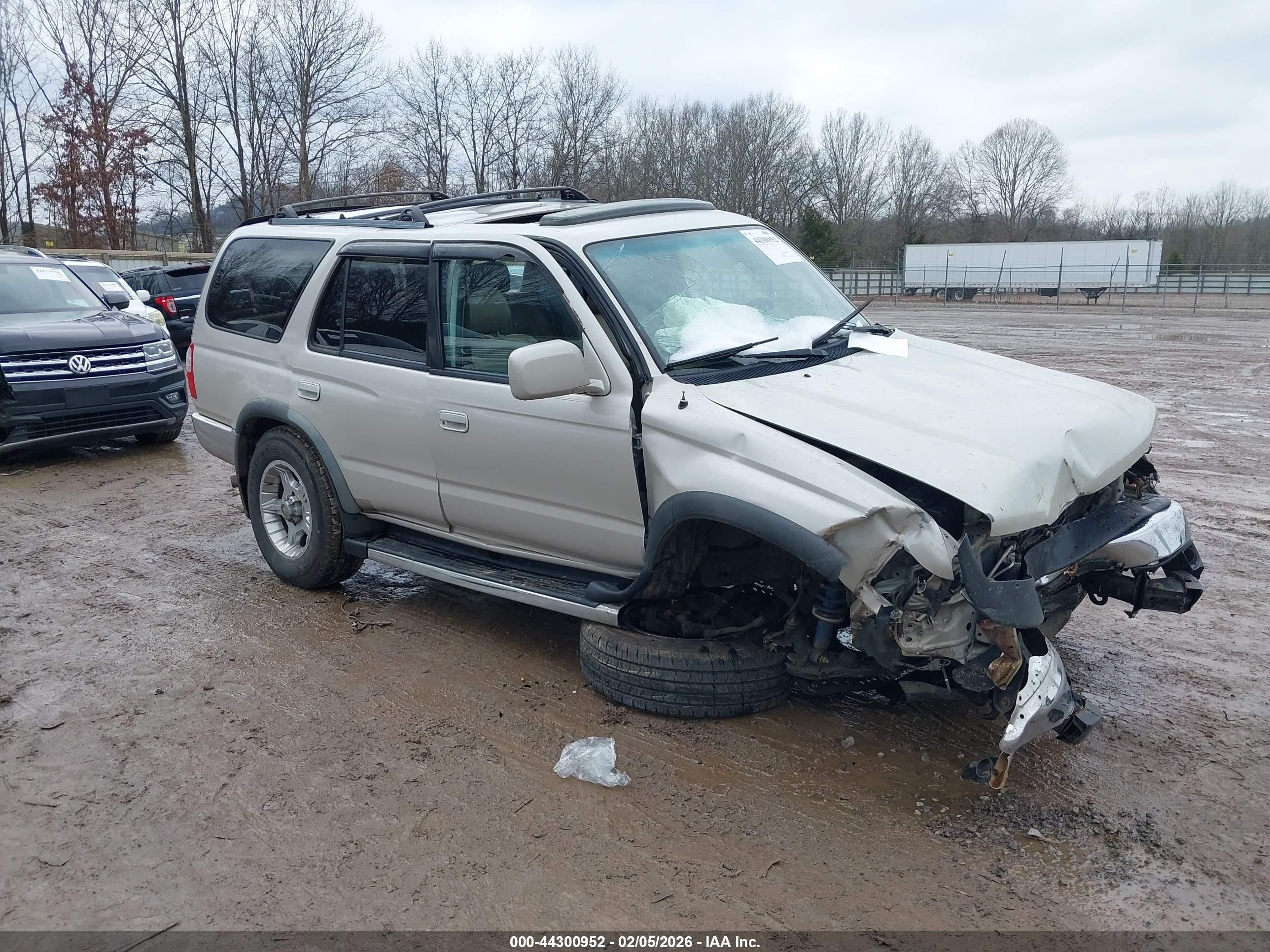 1999 Toyota 4Runner SR5, VIN JT3GN86R1X0134163 — Front end