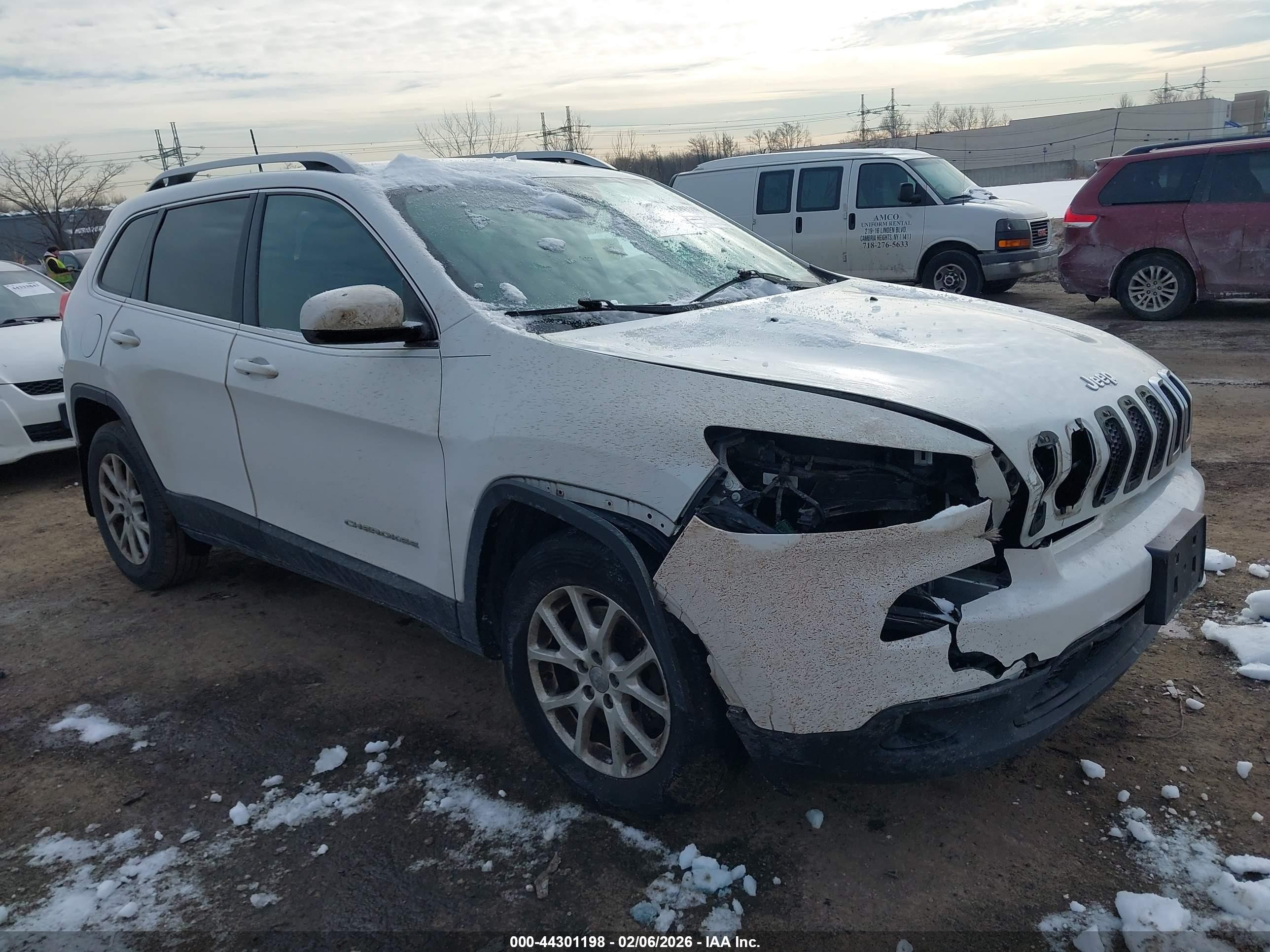 2016 Jeep Cherokee Latitude, VIN 1C4PJMCB8GW340553 — Front end