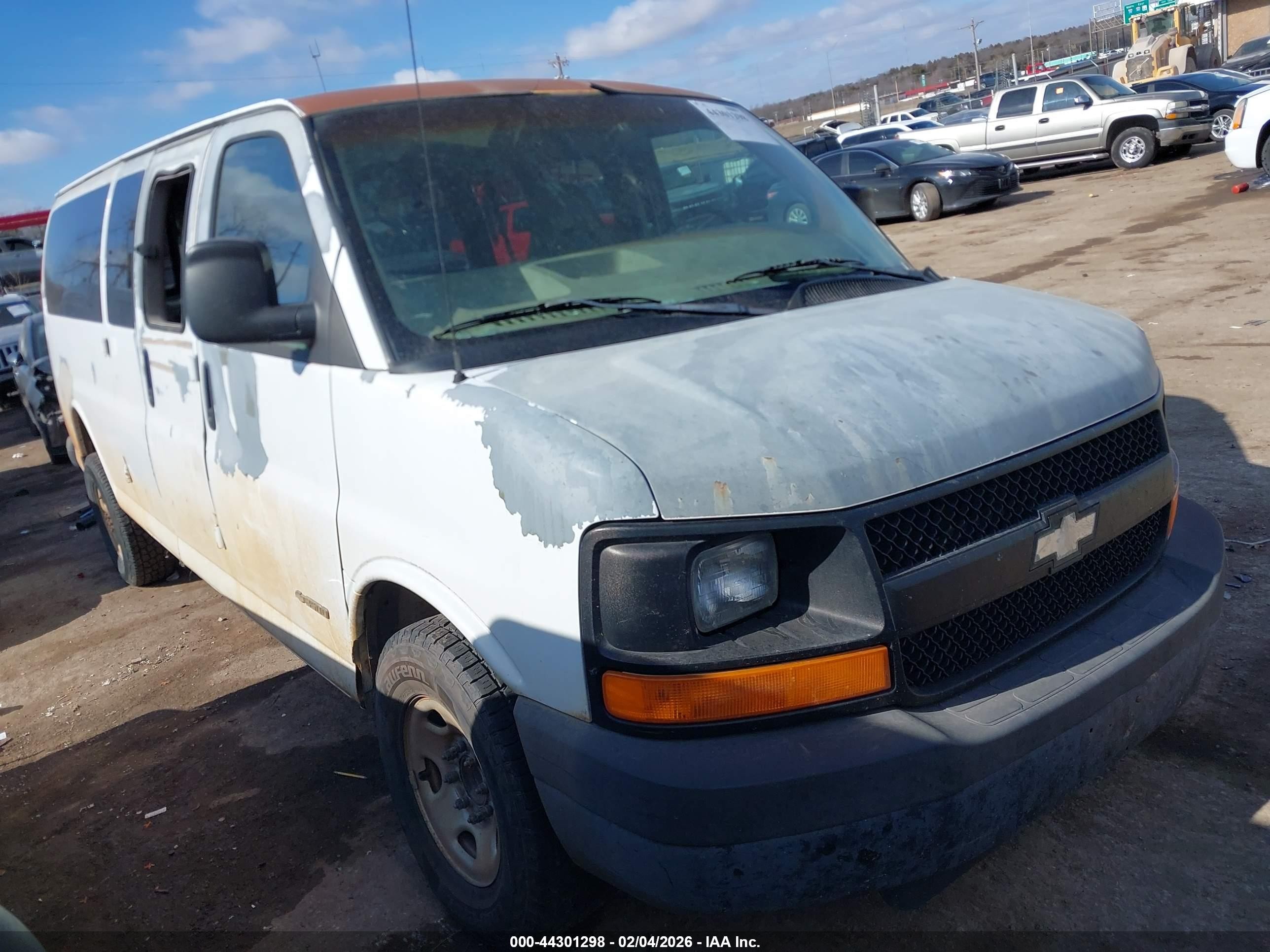 2003 Chevrolet Express Passenger, VIN 1GAHG39U931196422 — Front end