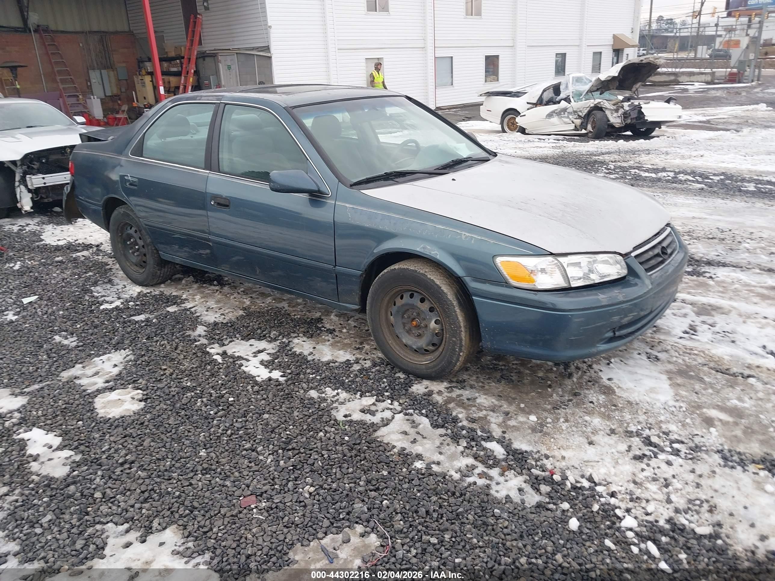 2000 Toyota Camry CE, VIN 4T1BG22K1YU955128 — Rear end