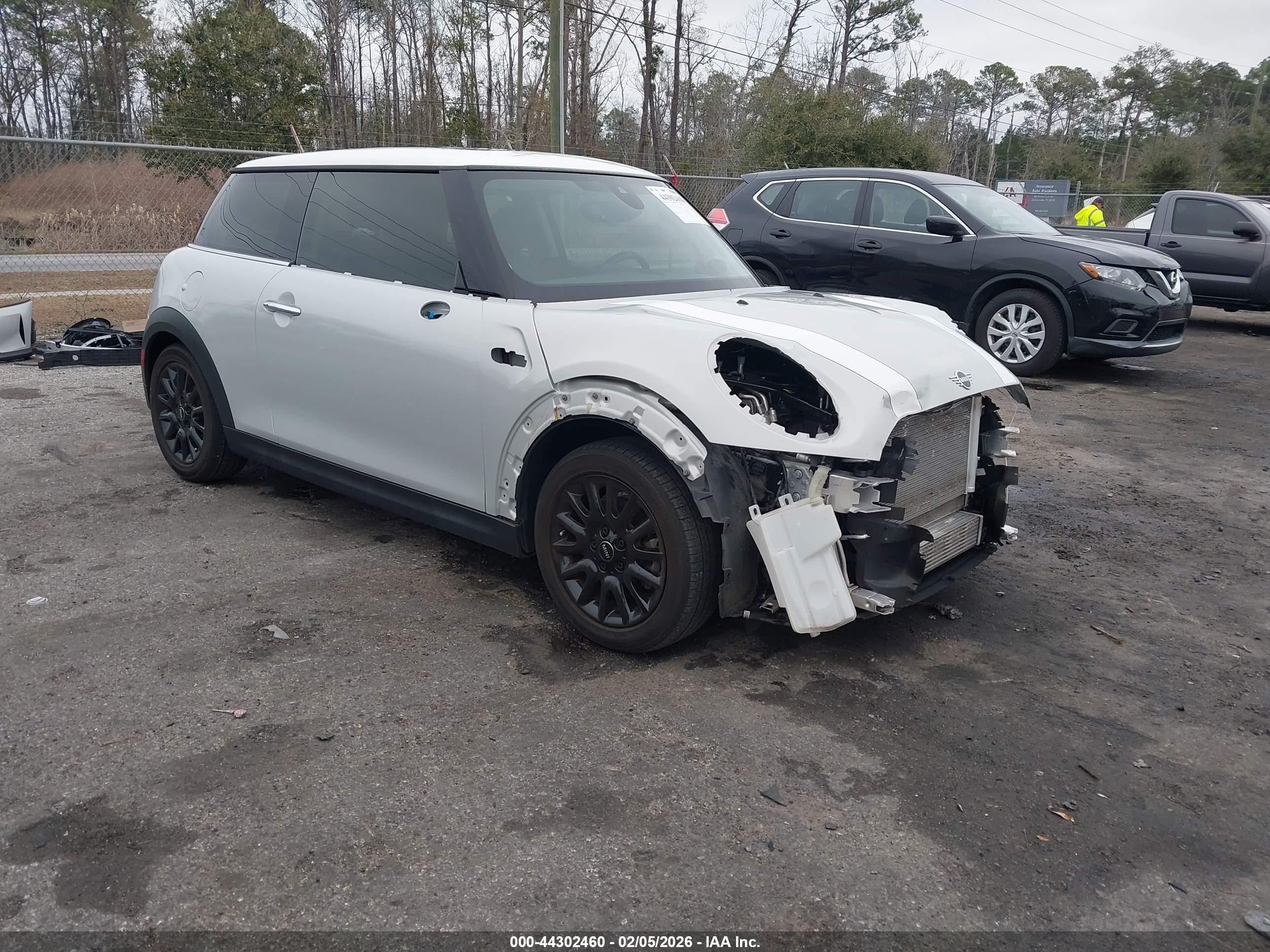 2023 MINI Hardtop Cooper, VIN WMW33DH03P2S85174 — Front end