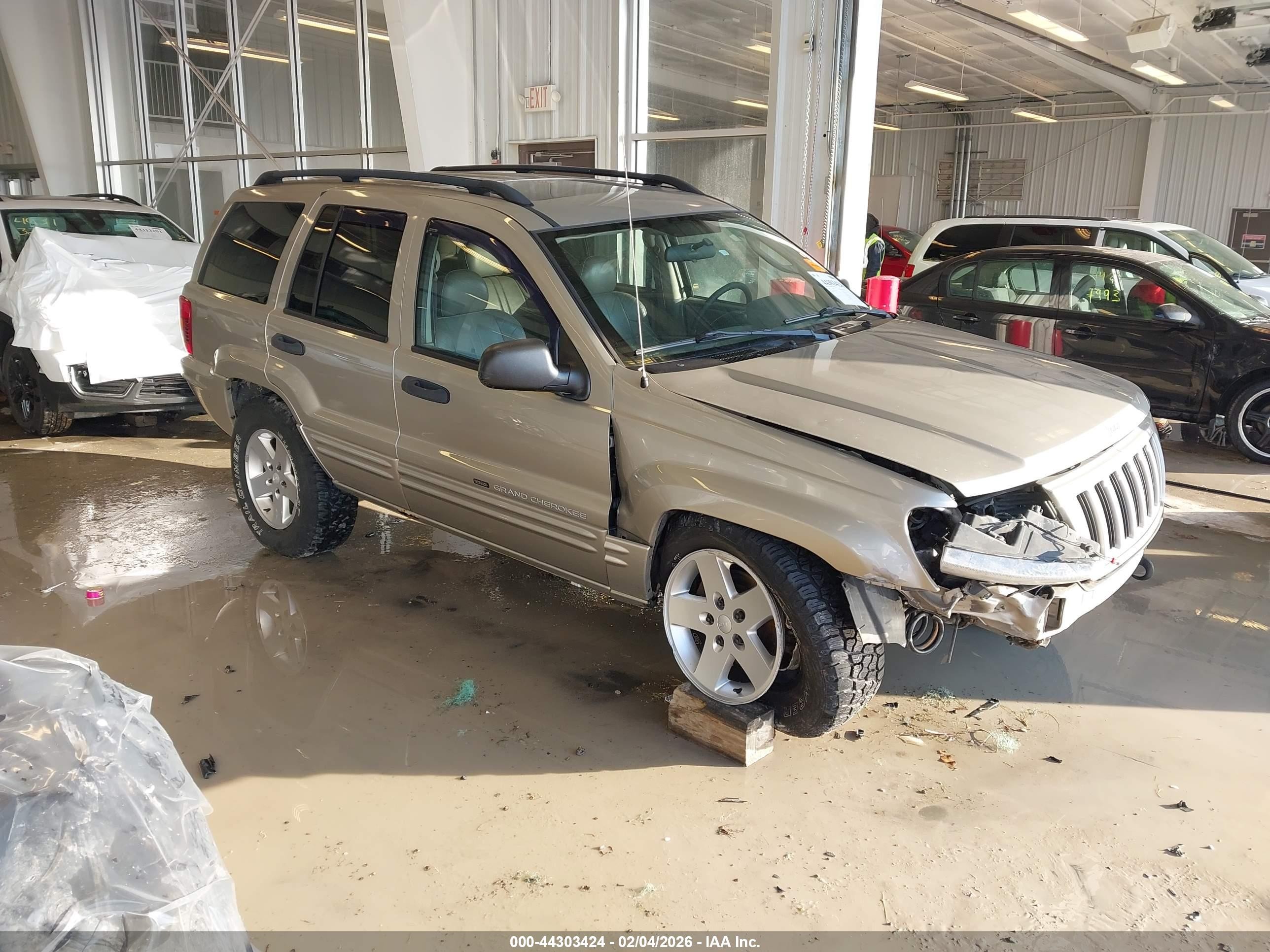 2004 Jeep Grand Cherokee Laredo, VIN 1J4GW48SX4C352379 — Front end