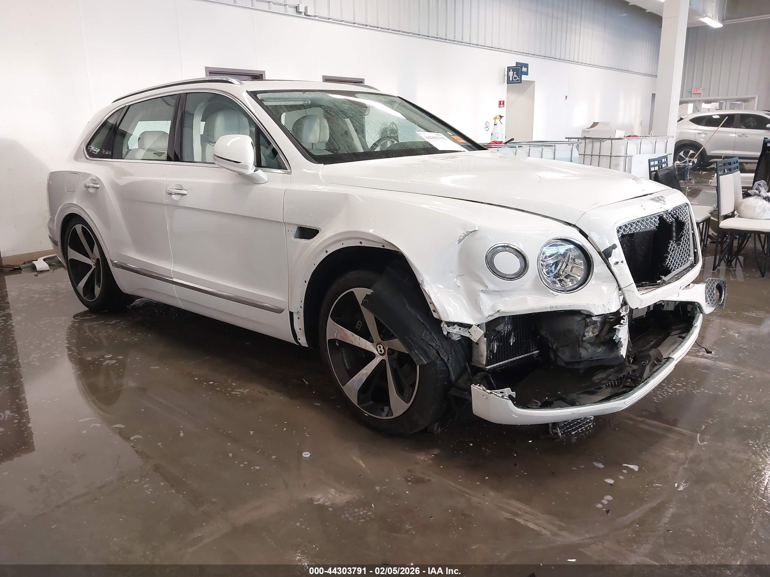 2020 Bentley Bentayga V8, VIN SJAAM2ZV1LC029787 — Front end