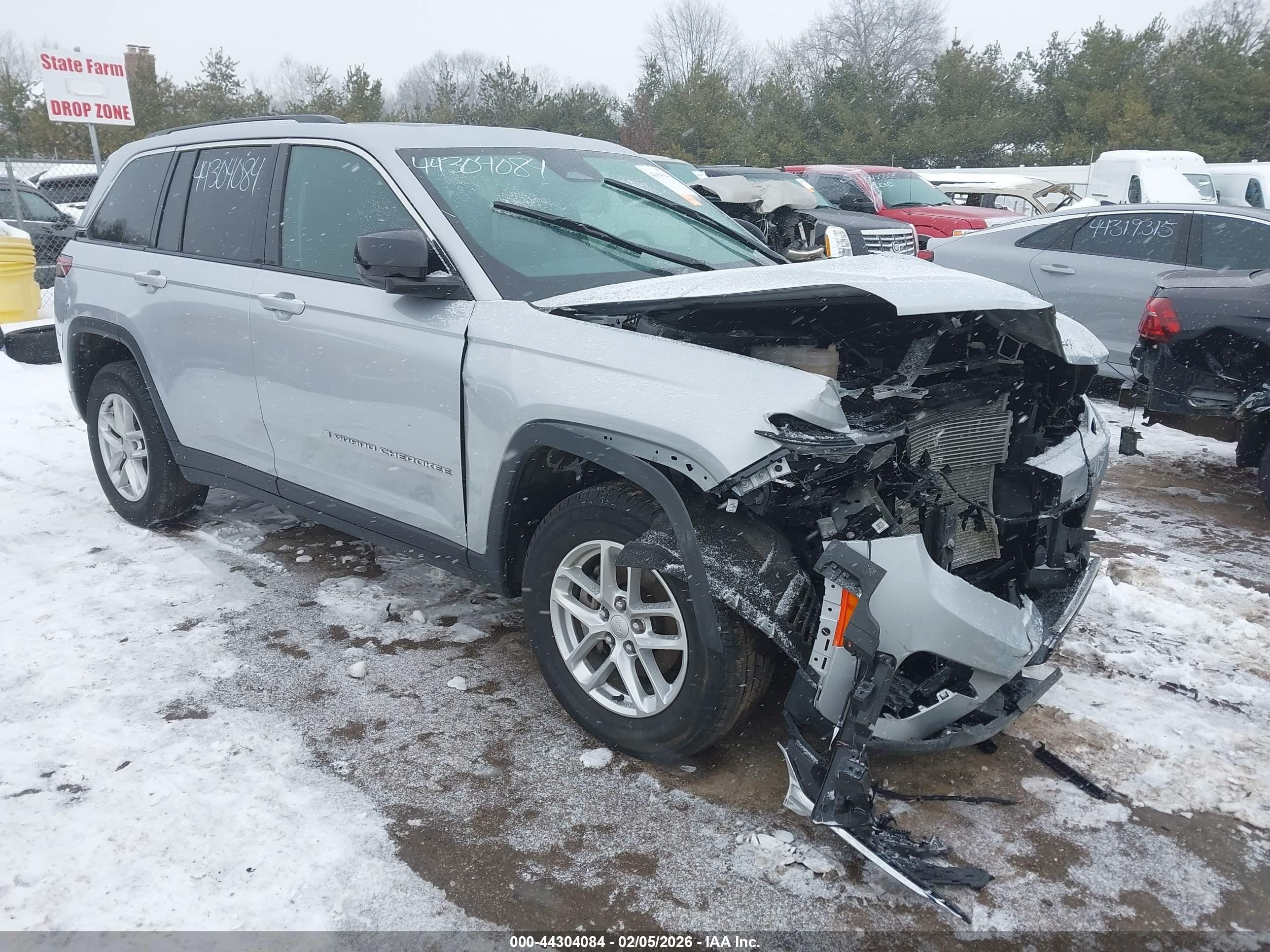 2023 Jeep Grand Cherokee Altitude, VIN 1C4RJHAGXPC671747 — Front end