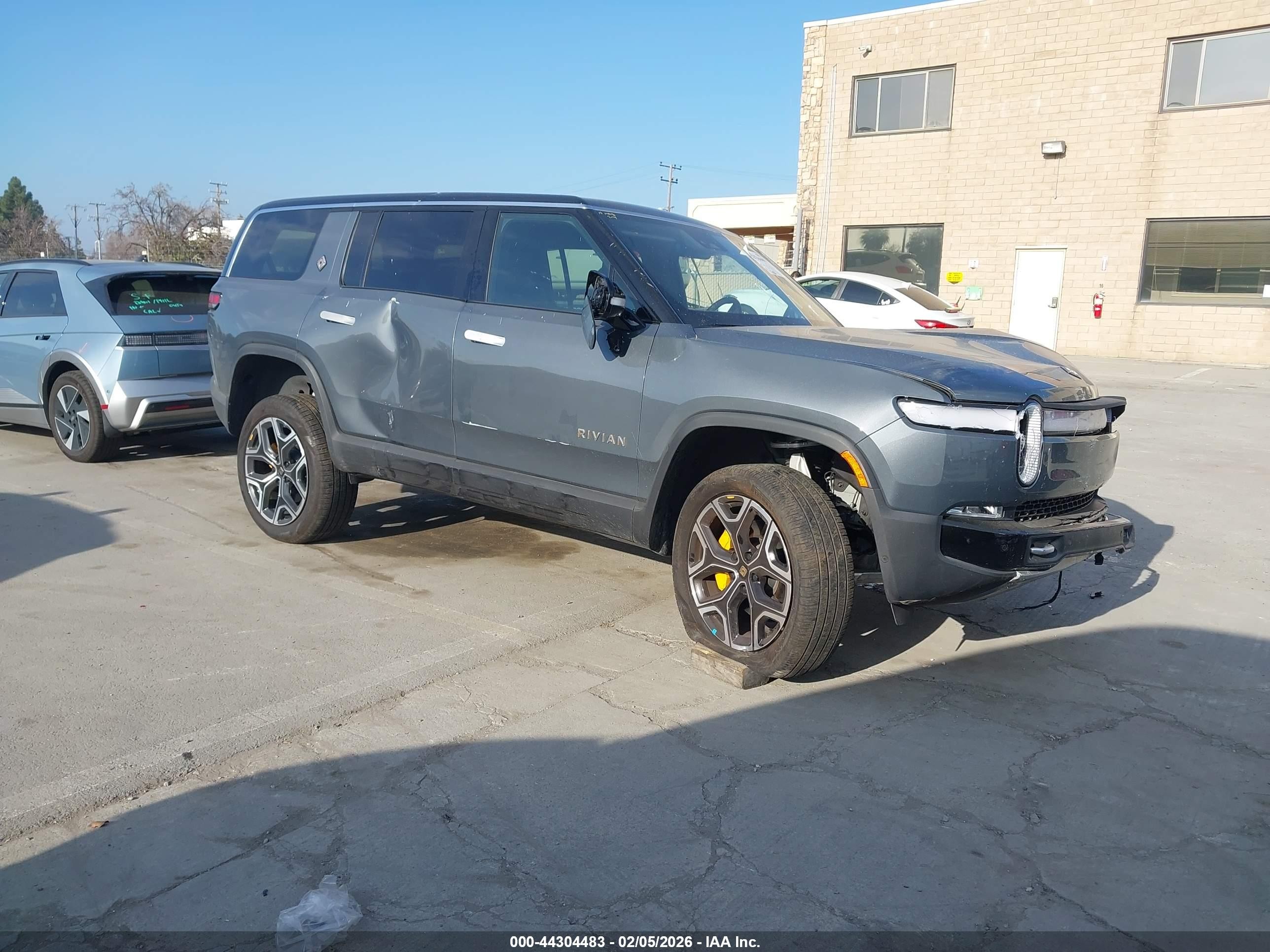 2024 Rivian R1S Adventure, VIN 7PDSGABA1RN039642 — Front end