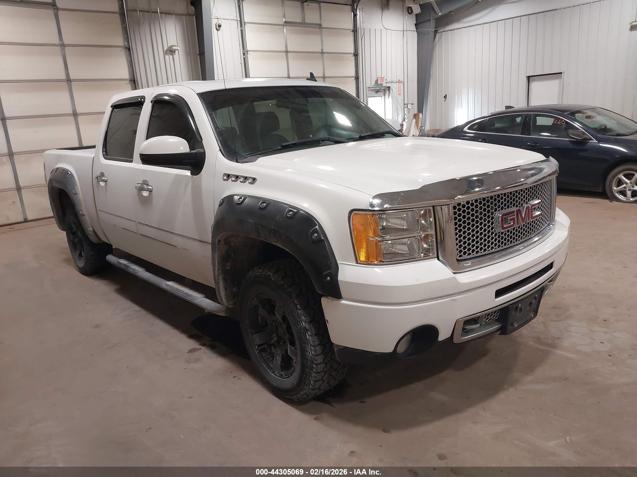 2008 GMC Sierra Denali, VIN 2GTEK638081115654 — Side