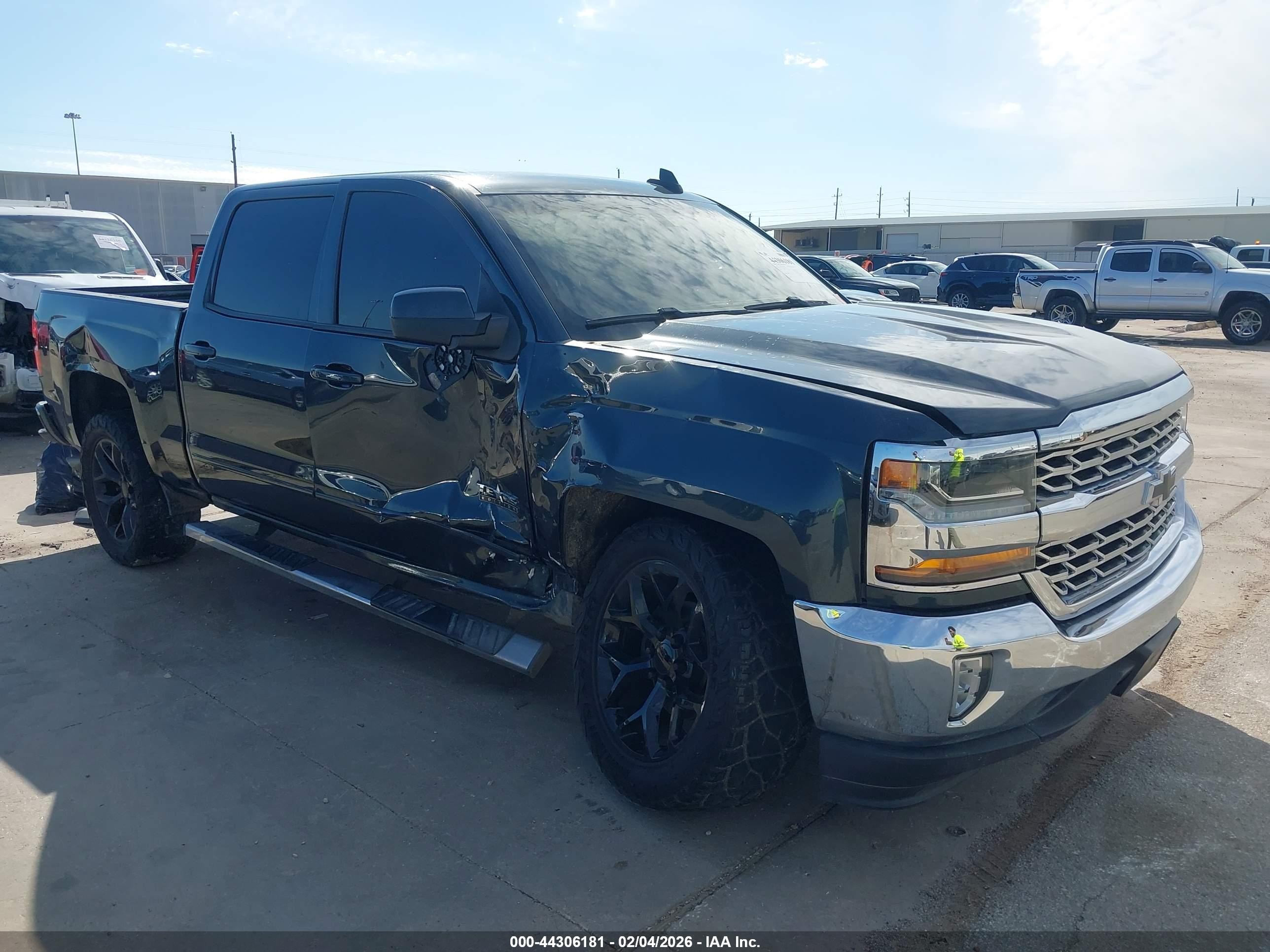 2018 Chevrolet Silverado 1500 LT, VIN 3GCPCREC9JG237984 — Side