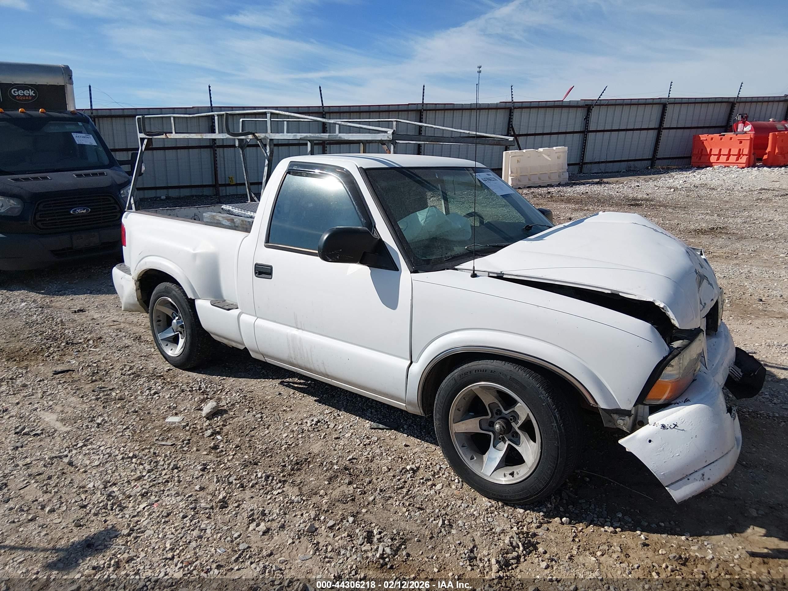 2001 GMC Sonoma SLS 1SR, VIN 1GTCS145718234030 — Front end