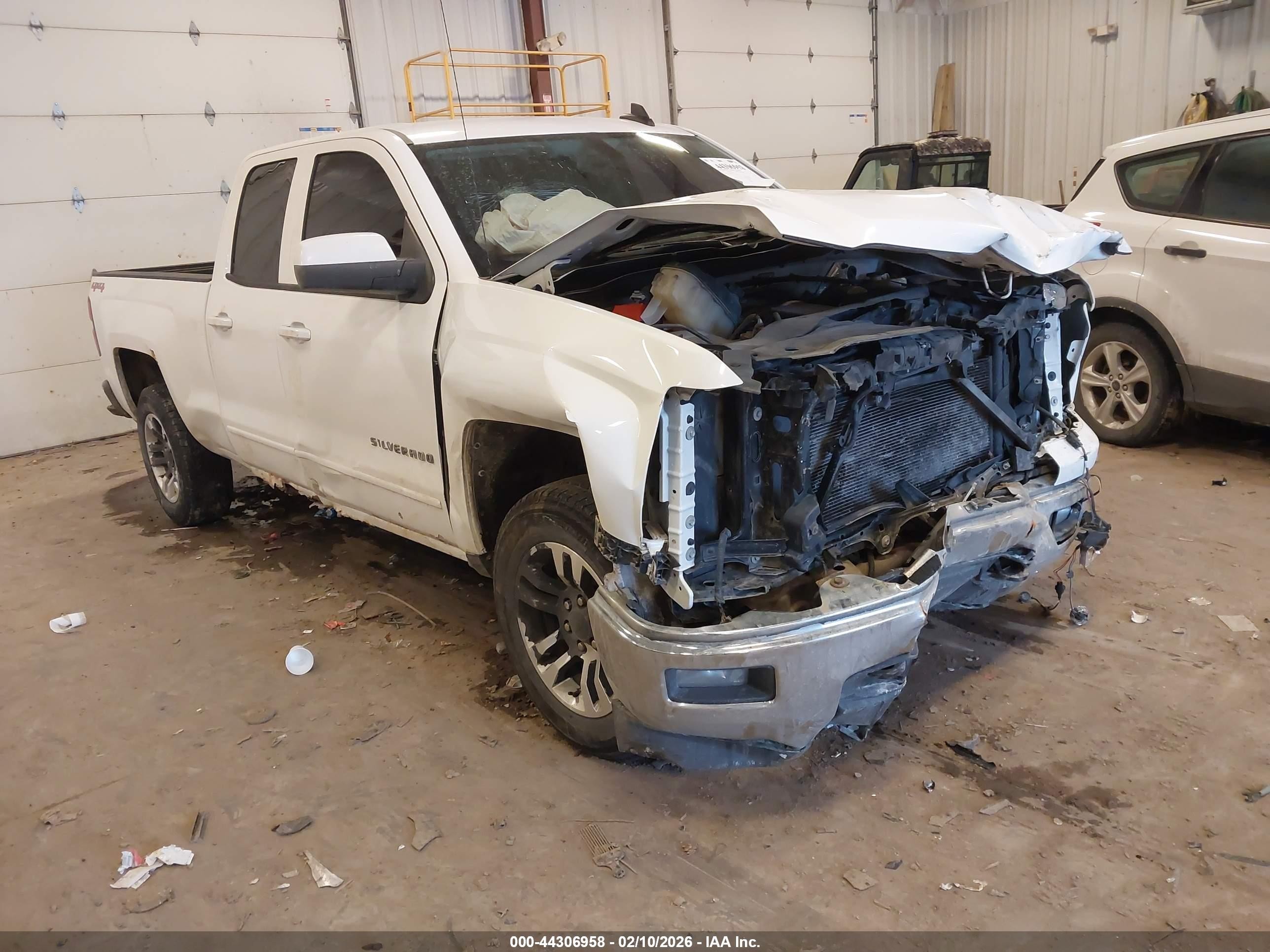 2015 Chevrolet Silverado 1500 LT, VIN 1GCVKREH6FZ393851 — Front end
