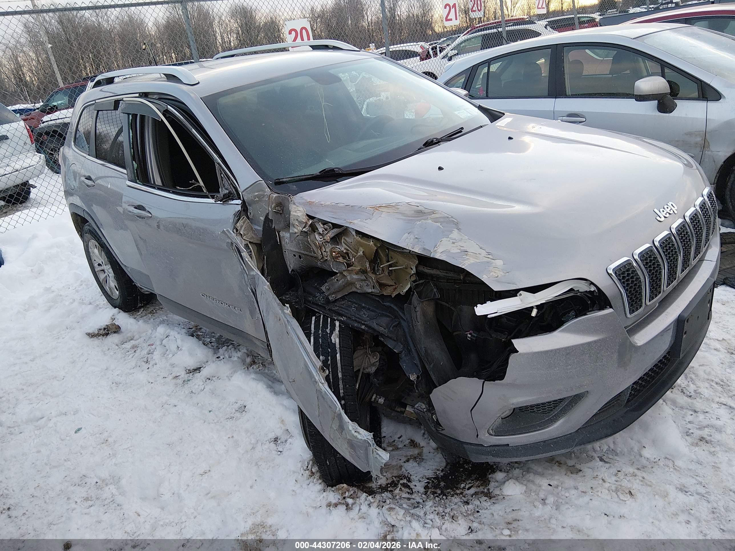 2019 Jeep Cherokee Latitude, VIN 1C4PJMCX1KD113690 — Front end