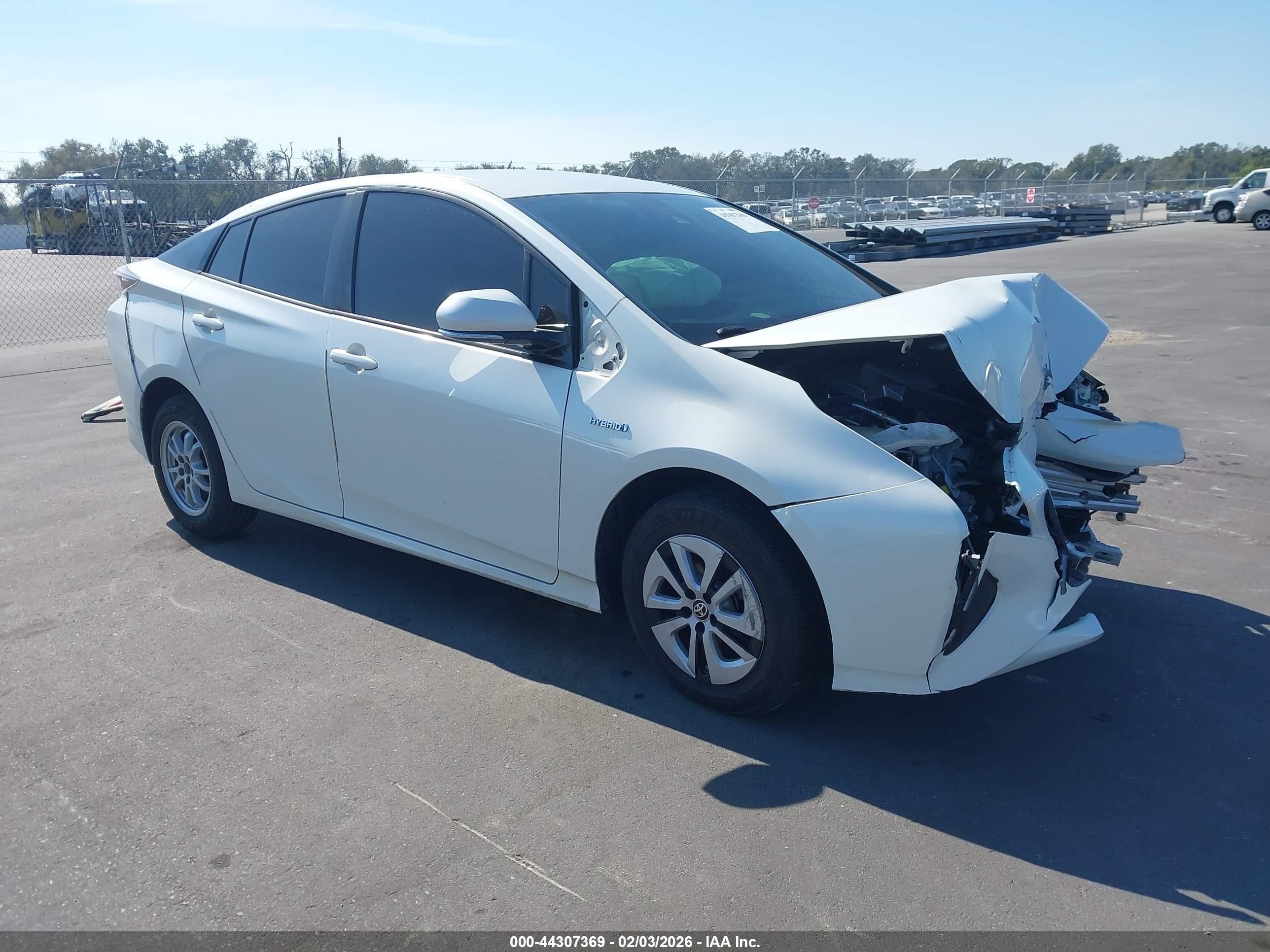 2018 Toyota Prius Three, VIN JTDKARFU8J3063433 — Front end