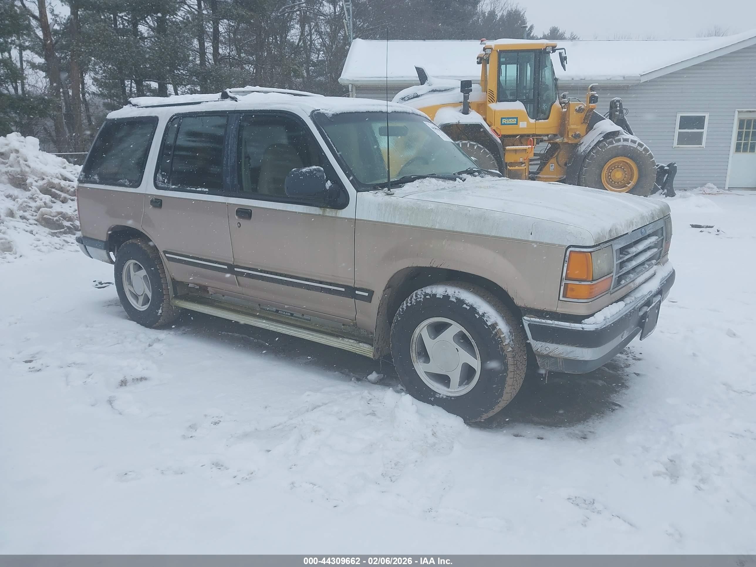 1992 Ford Explorer Eddie Bauer, VIN 1FMDU32X6NUD81737 — Normal wear