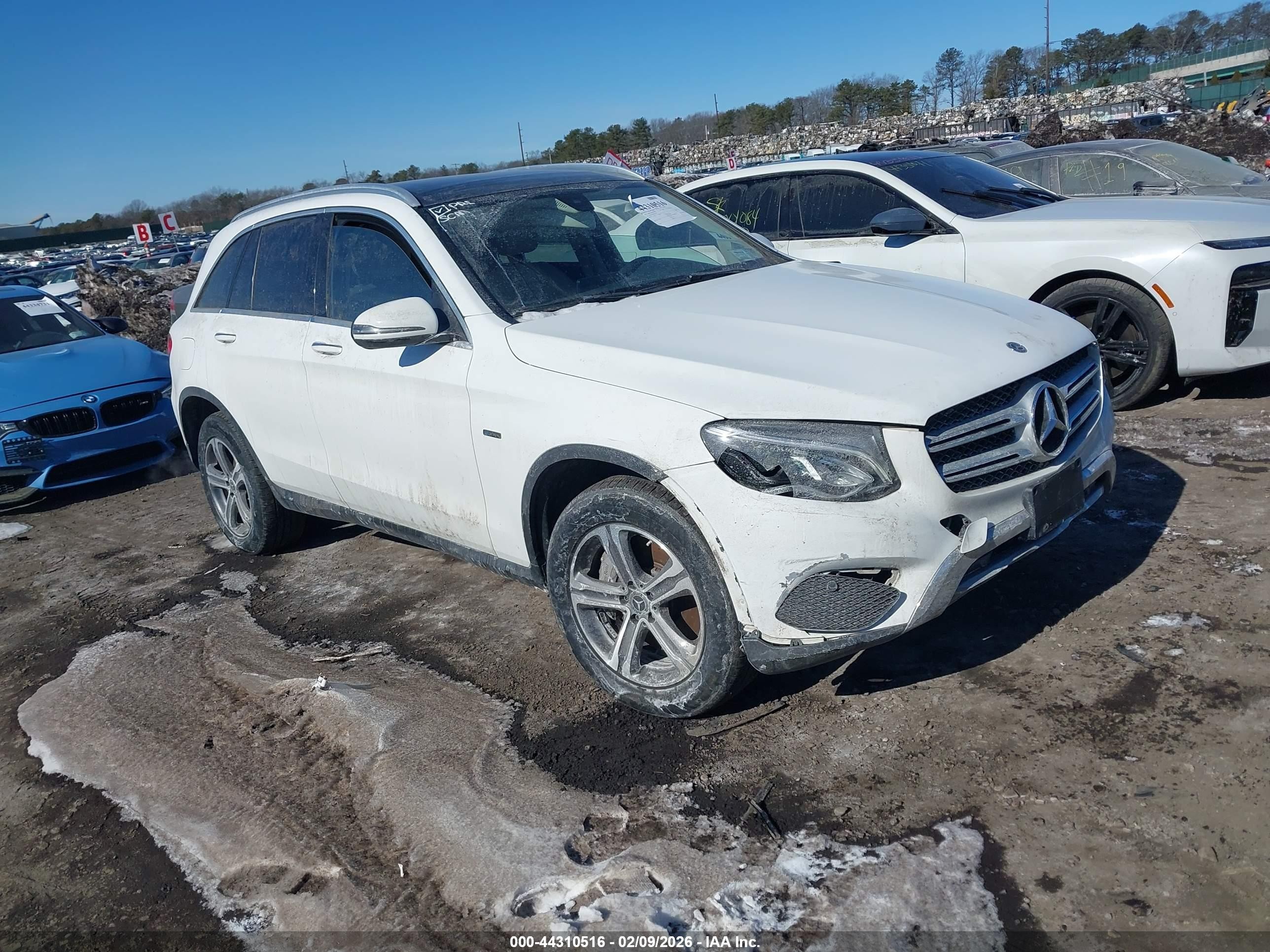 2019 Mercedes-Benz GLC 350e, VIN WDC0G5EB0KF611580 — Front end