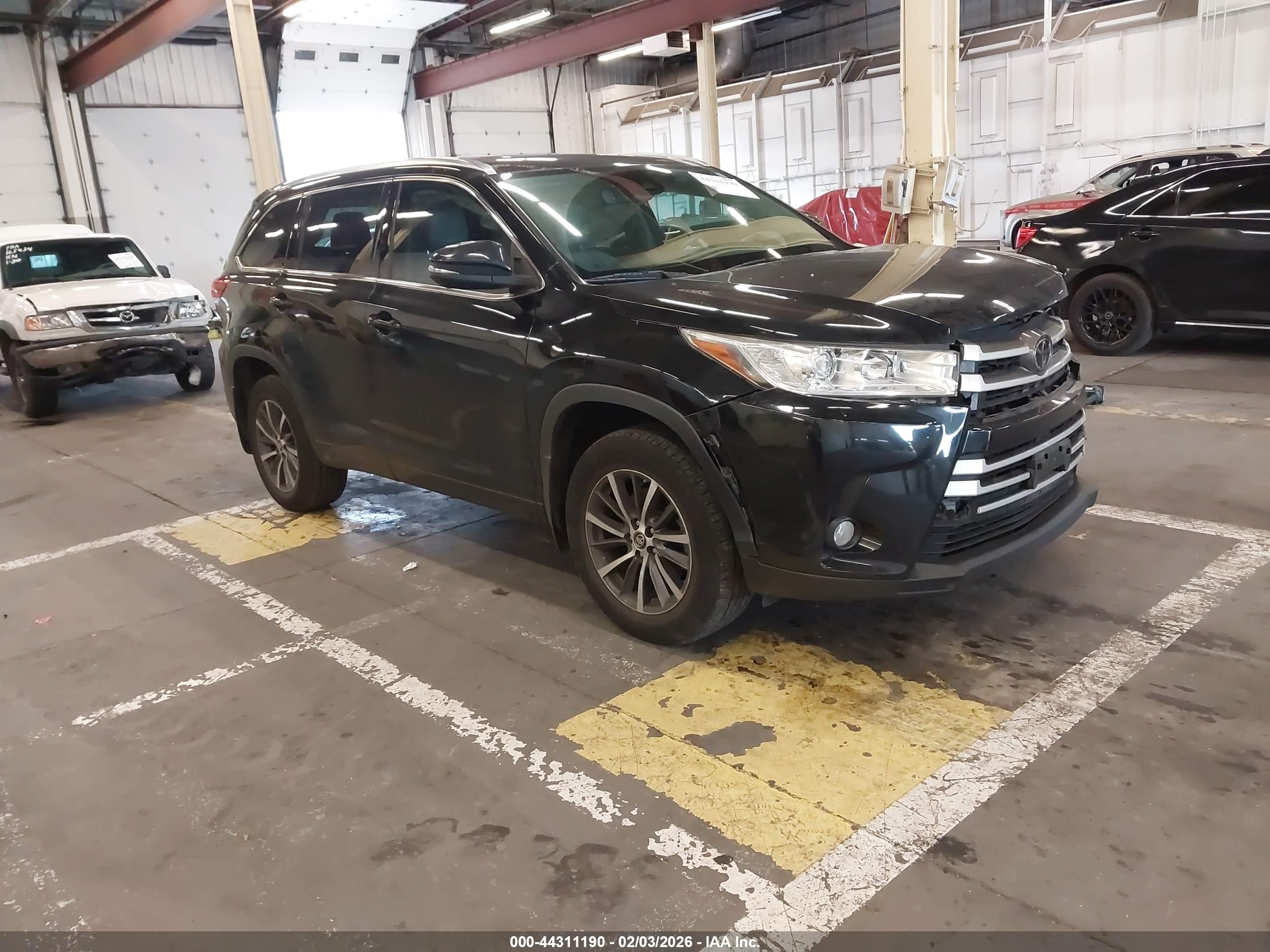 2018 Toyota Highlander XLE, VIN 5TDJZRFH1JS828083 — Front end