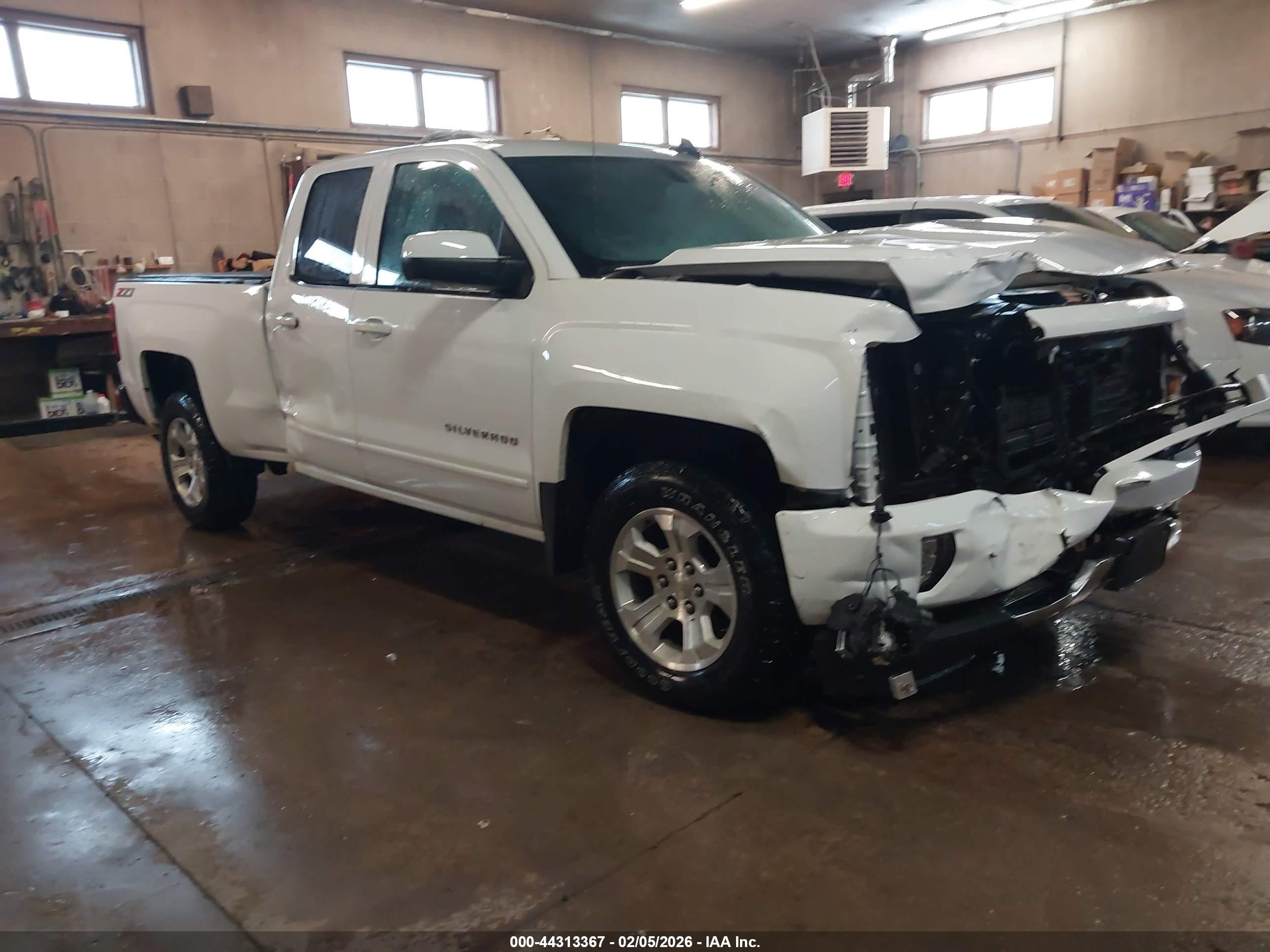 2018 Chevrolet Silverado 1500 LT, VIN 1GCVKREC6JZ245731 — Front end