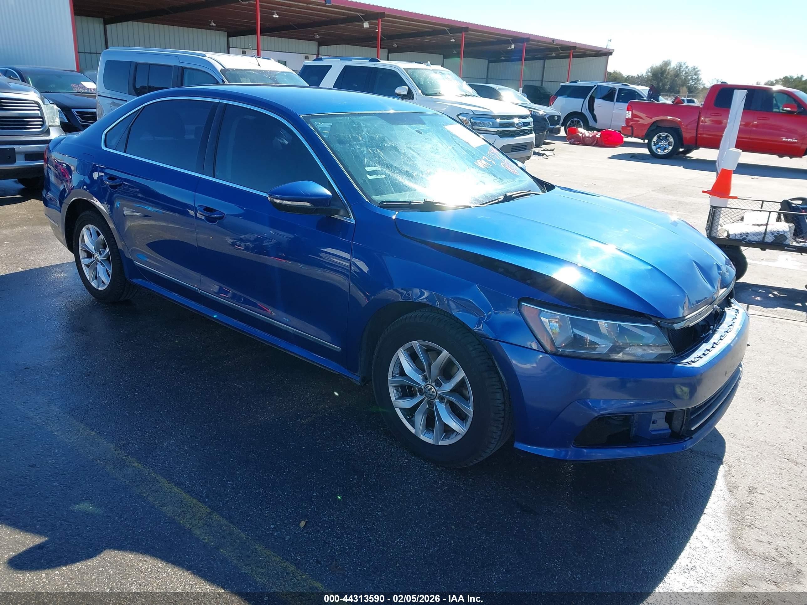2016 Volkswagen Passat S, VIN 1VWAT7A30GC038217 — Перед