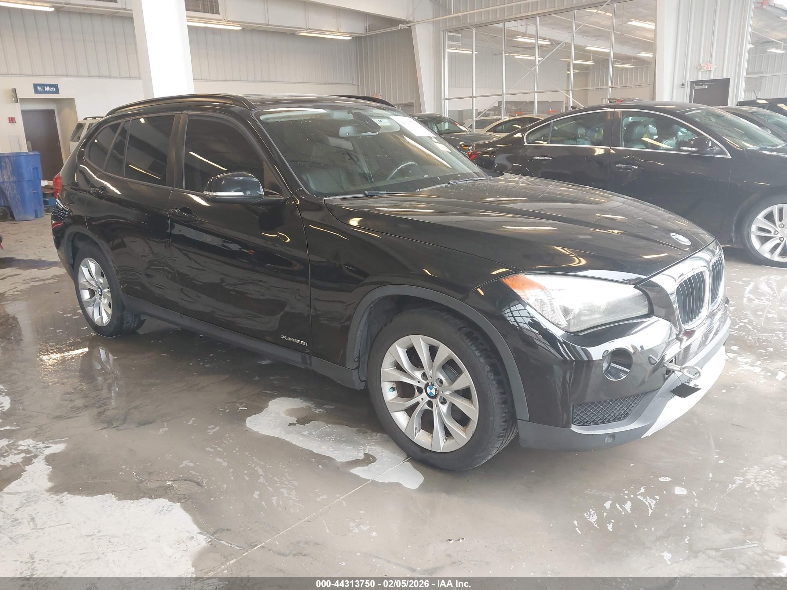 2014 BMW X1 xDrive28i, VIN WBAVL1C51EVY24462 — Side