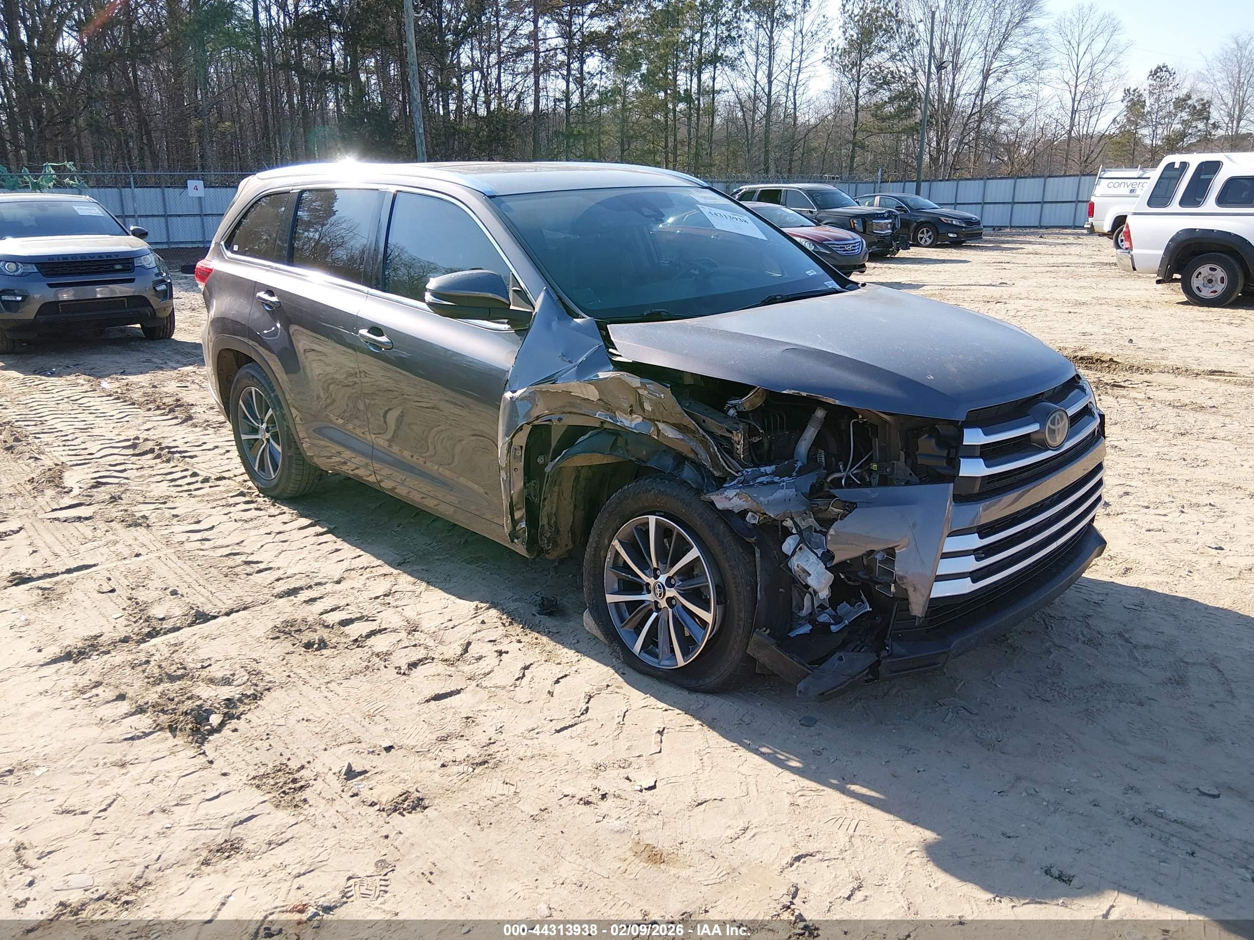 2018 Toyota Highlander XLE, VIN 5TDKZRFH1JS274063 — Front end