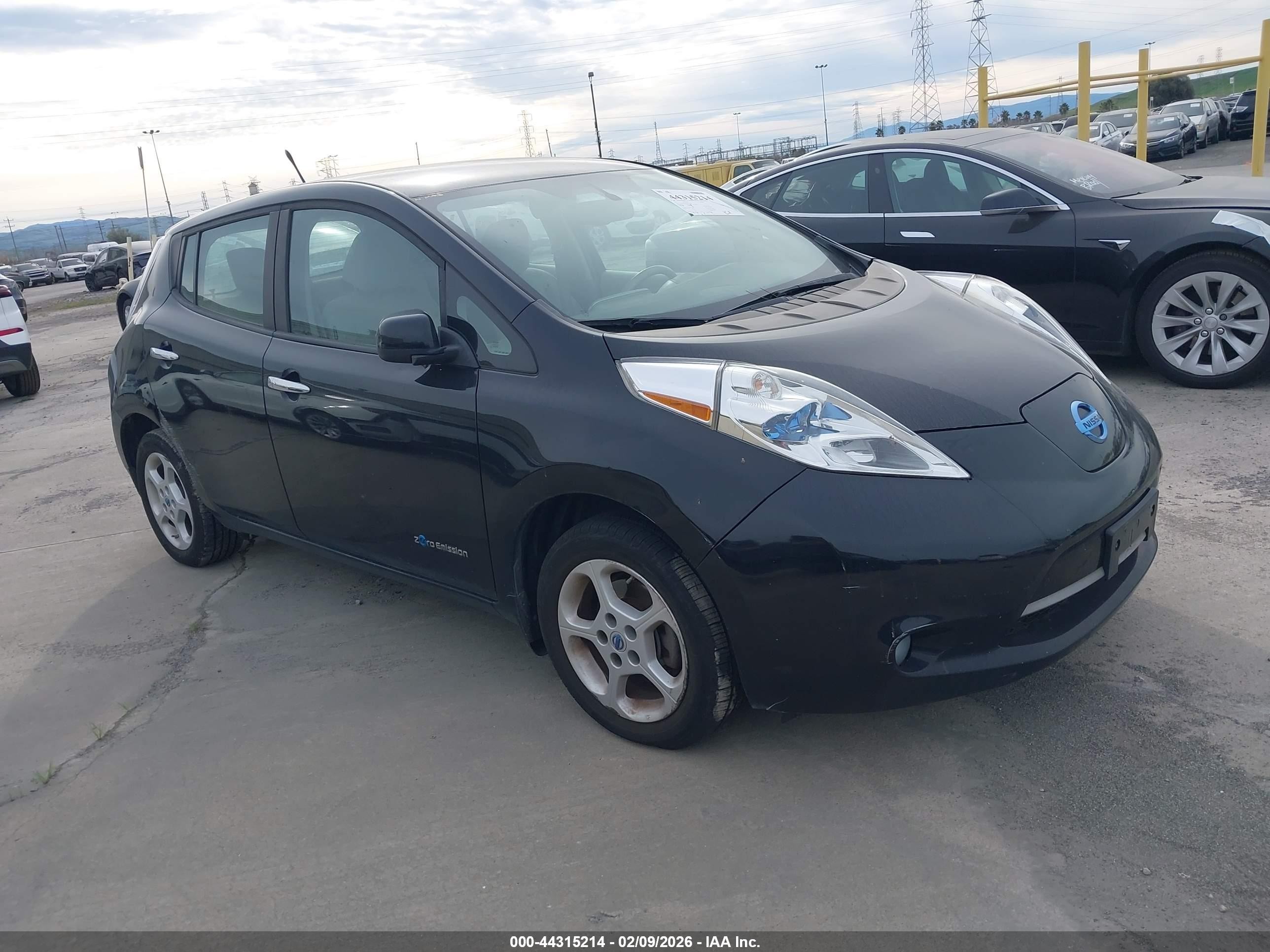 2013 Nissan LEAF S, VIN 1N4AZ0CP6DC402098 — Rear end