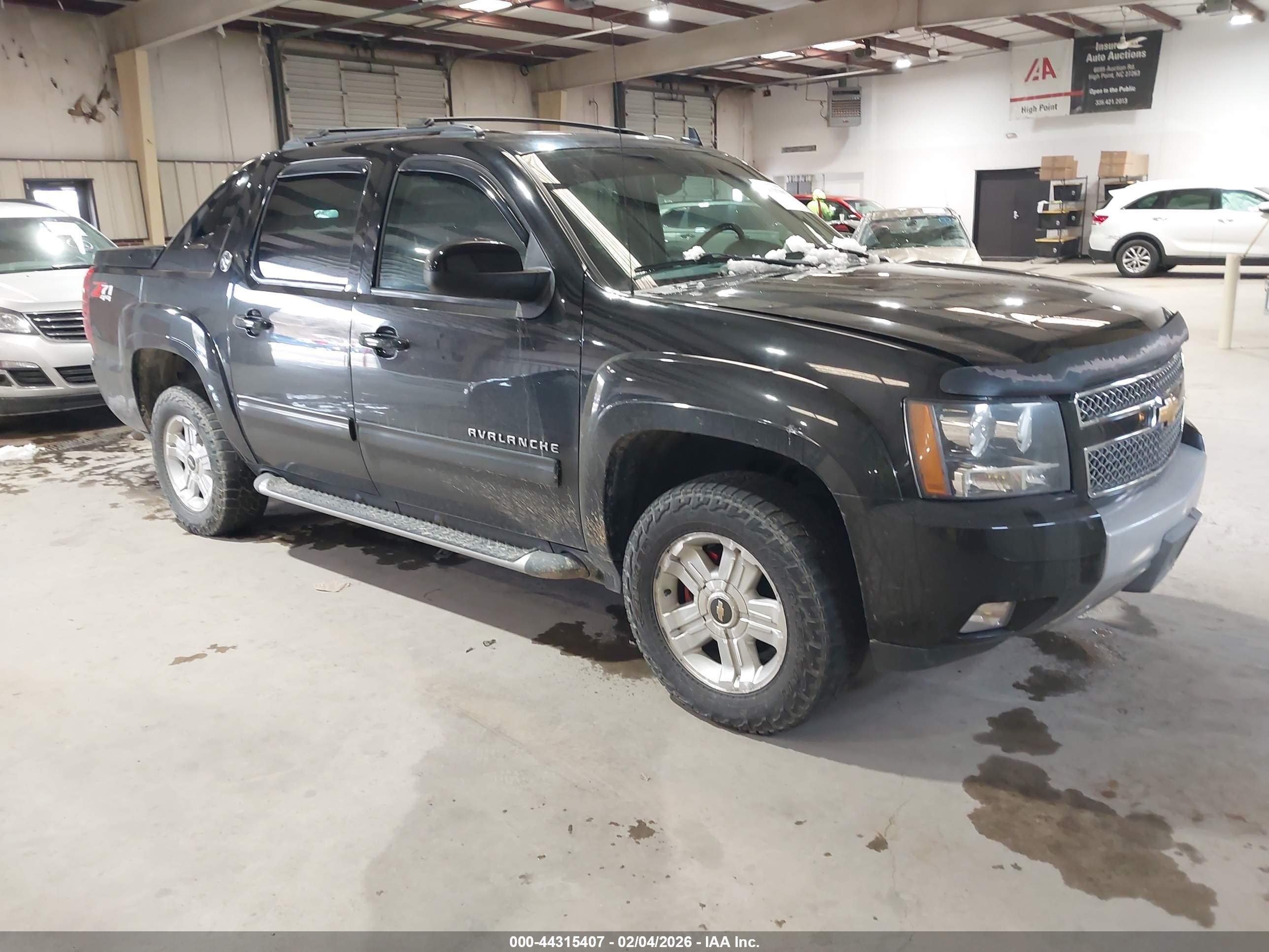 2013 Chevrolet Avalanche LT, VIN 3GNTKFE72DG252910 — Rear end
