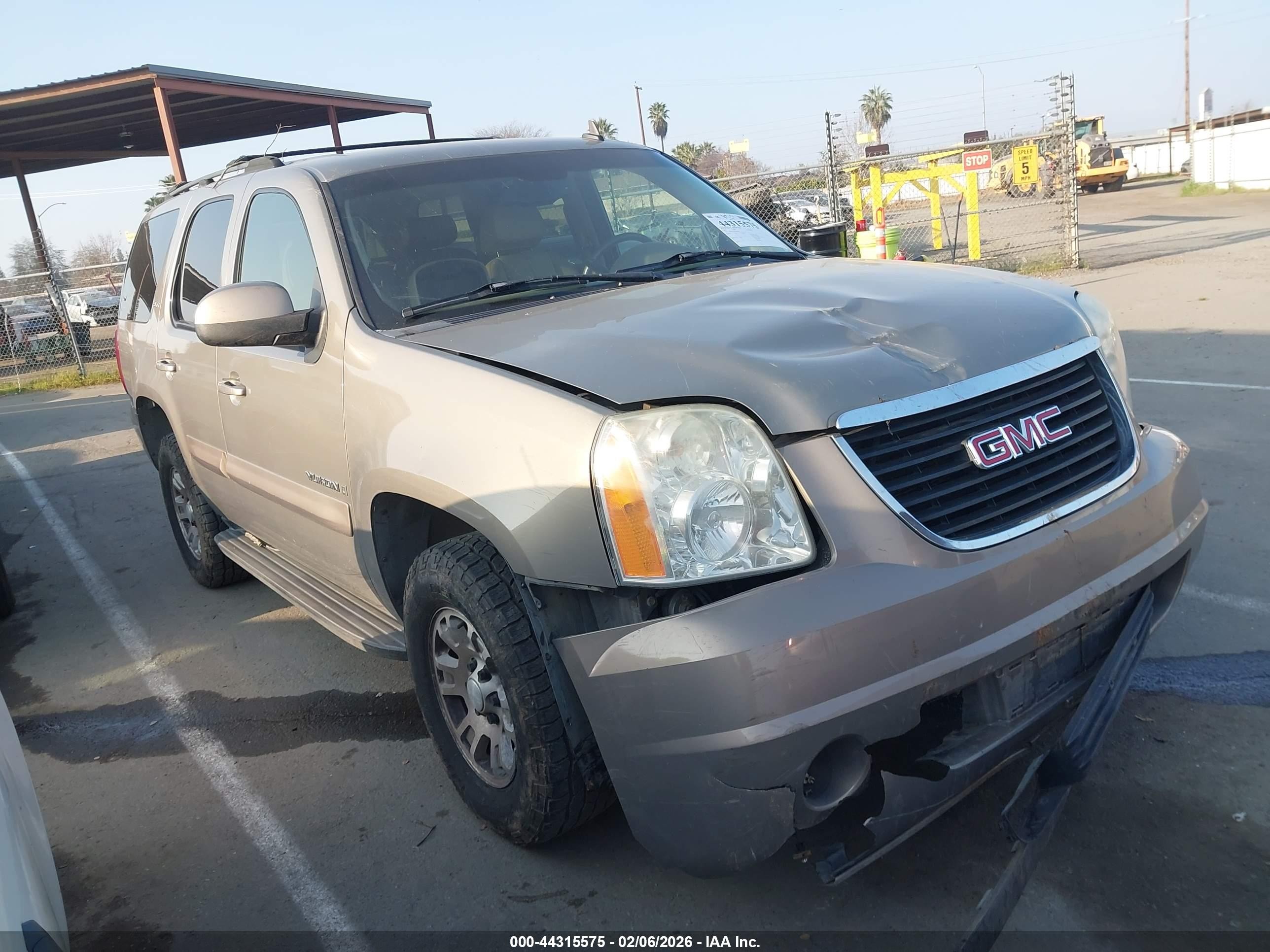 2007 GMC Yukon SLT, VIN 1GKFK130X7J140720 — Front end