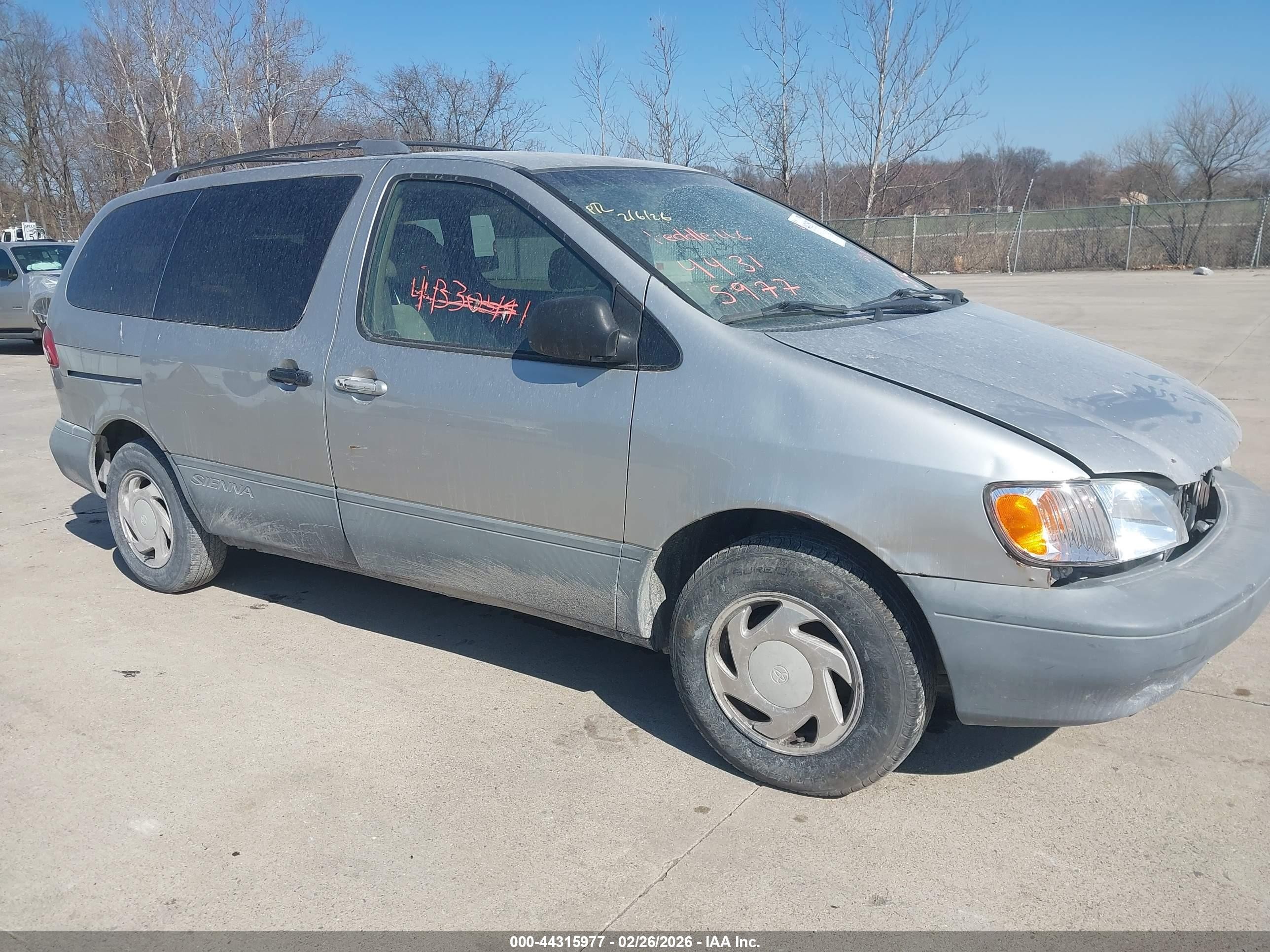 2001 Toyota Sienna LE, VIN 4T3ZF13C71U405464 — Side