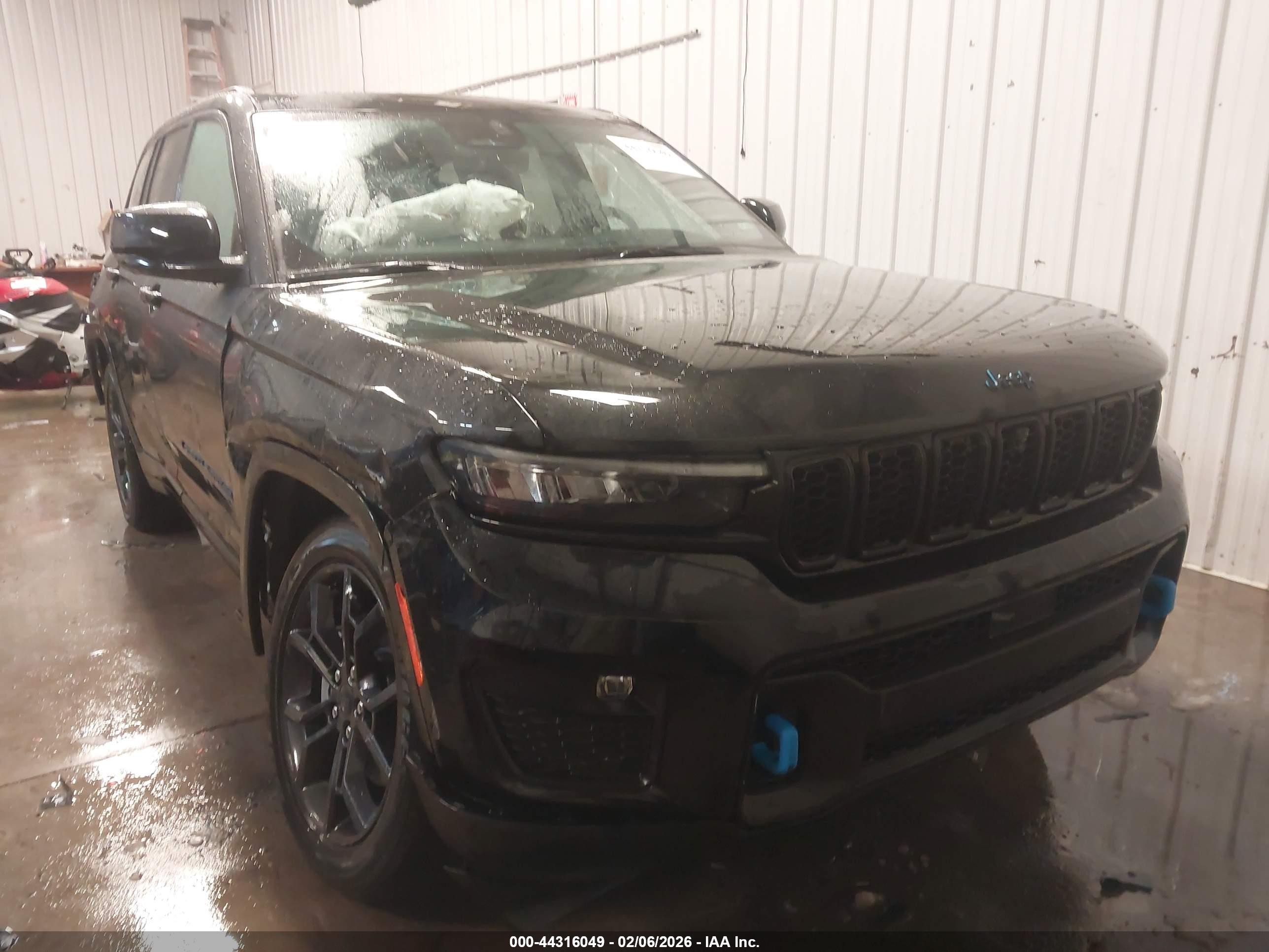 2025 Jeep Grand Cherokee, VIN 1C4RJYB69S8651913 — Front end