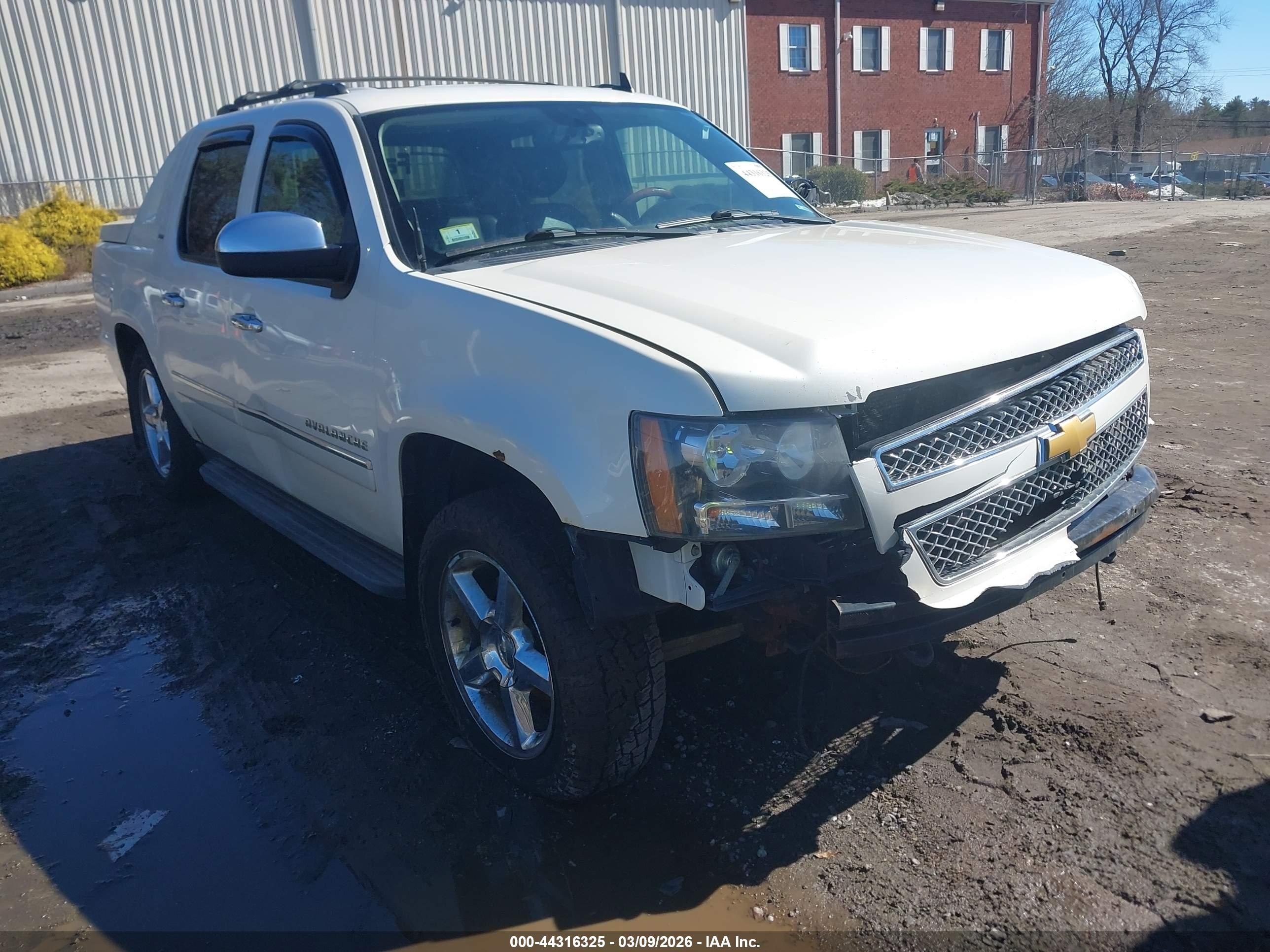 2012 Chevrolet Avalanche LTZ, VIN 3GNTKGE79CG302450 — Перед